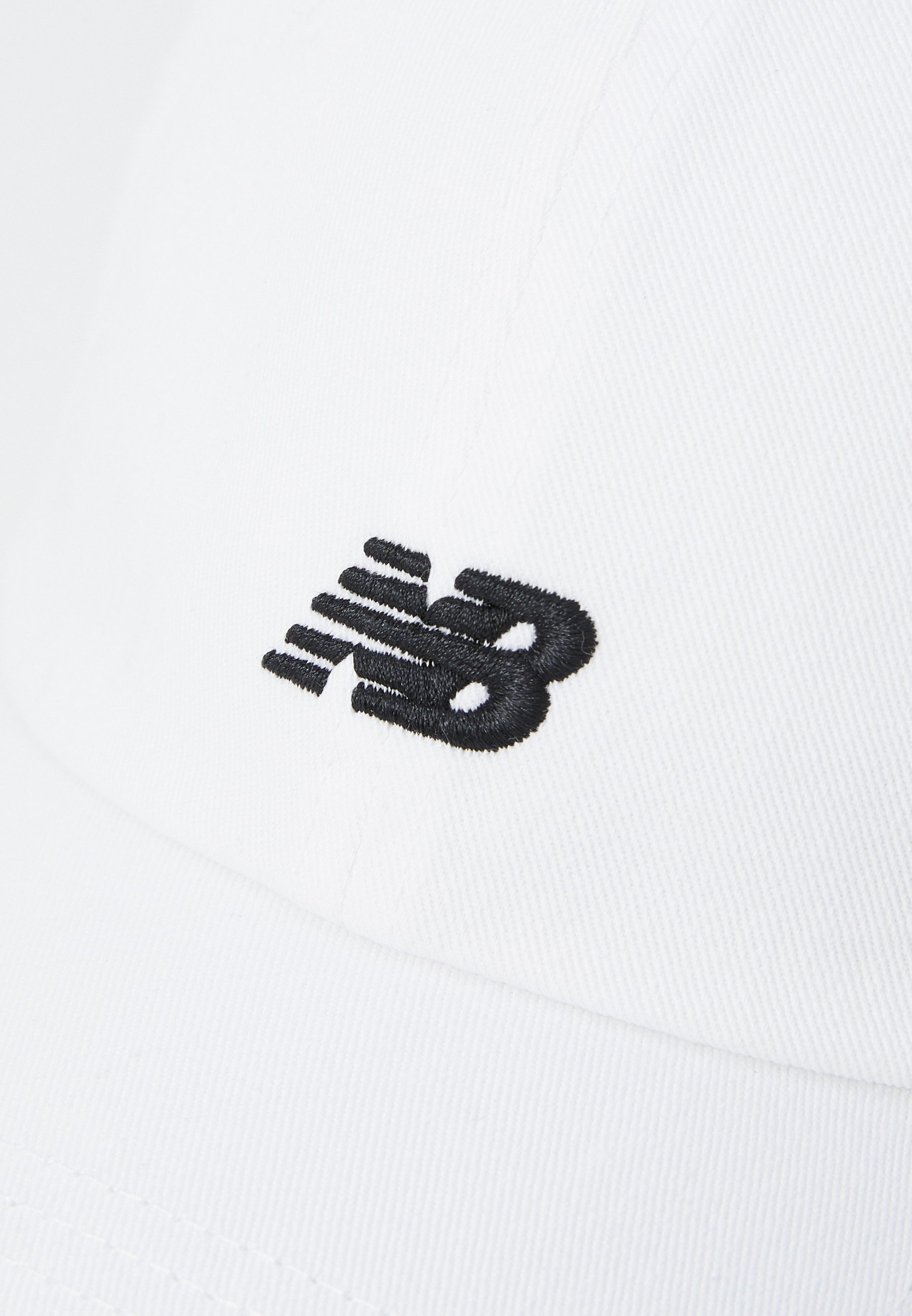 Gorra blanca con visera curva y el logotipo "nb" bordado en negro. Hecha de un tejido texturizado, presenta detalles de costura a lo largo de los bordes.