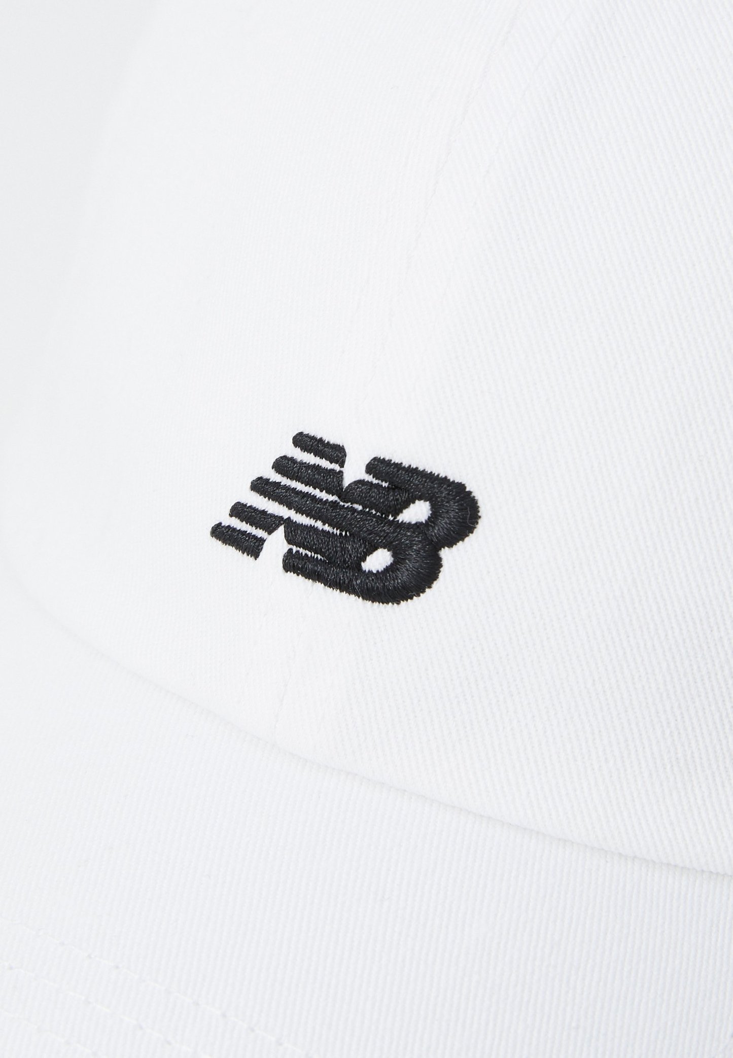 Gorra blanca con visera curva y el logotipo "nb" bordado en negro. Hecha de un tejido texturizado, presenta detalles de costura a lo largo de los bordes.