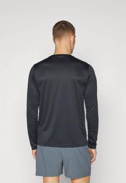 Camisa atlética larga negra de manga larga, hecha de un tejido suave y ligero; cuenta con un cuello redondo y se combina con pantalones cortos grises.
