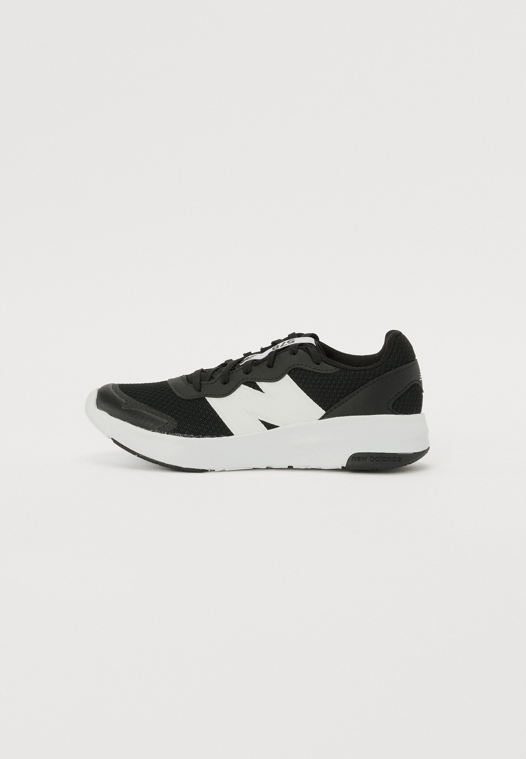 Zapatilla deportiva negra con parte superior de malla, logo blanco, cuello acolchado y suela de goma texturada. Cuenta con cierre de cordones y puntera reforzada.