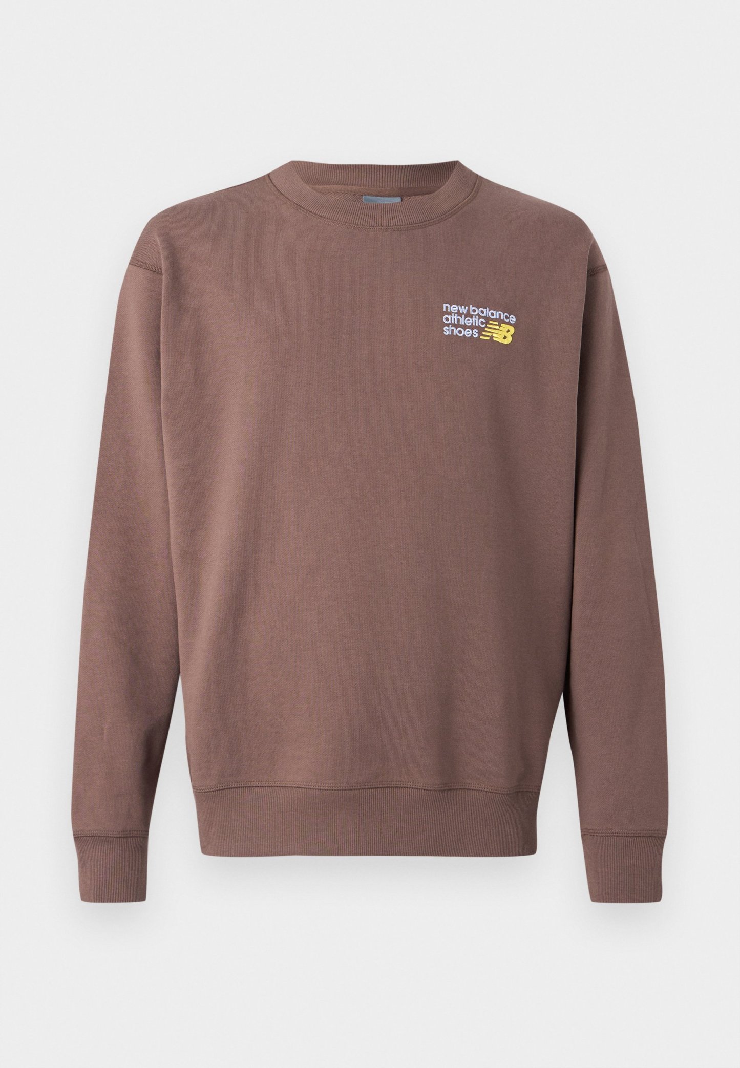 Sudadera marrón de forro polar con cuello redondo, puños y cintura acanalados. Presenta el logo "new balance athletic shoes" en blanco y amarillo en el pecho.