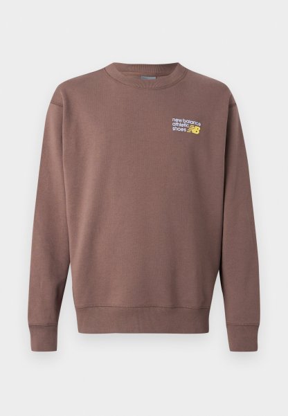 Sudadera marrón de forro polar con cuello redondo, puños y cintura acanalados. Presenta el logo "new balance athletic shoes" en blanco y amarillo en el pecho.