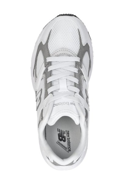 Zapatilla de correr New Balance blanca y gris vista desde arriba con los cordones atados y la plantilla con la marca visible.