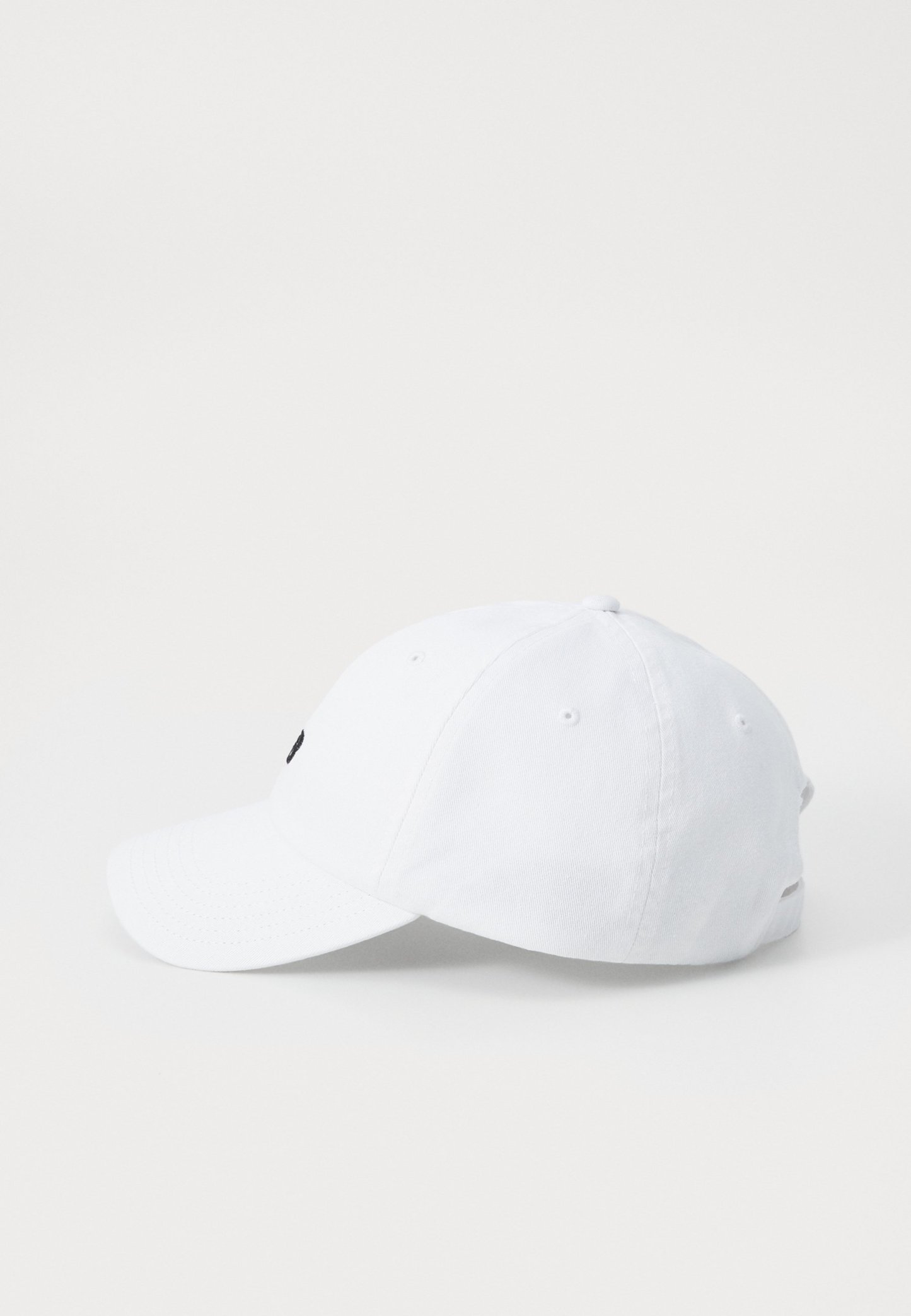 Gorra de béisbol blanca hecha de algodón, con visera curvada, diseño de seis paneles y logotipo bordado en negro en la parte frontal.