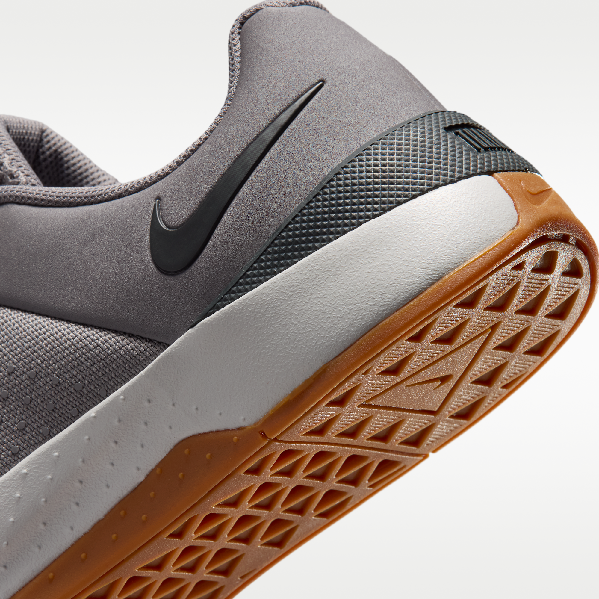 Nike MC Trainer 4 - Pencil Point/Photon Dust/Gum Medium Brown/Dark Smoke Grey - 8