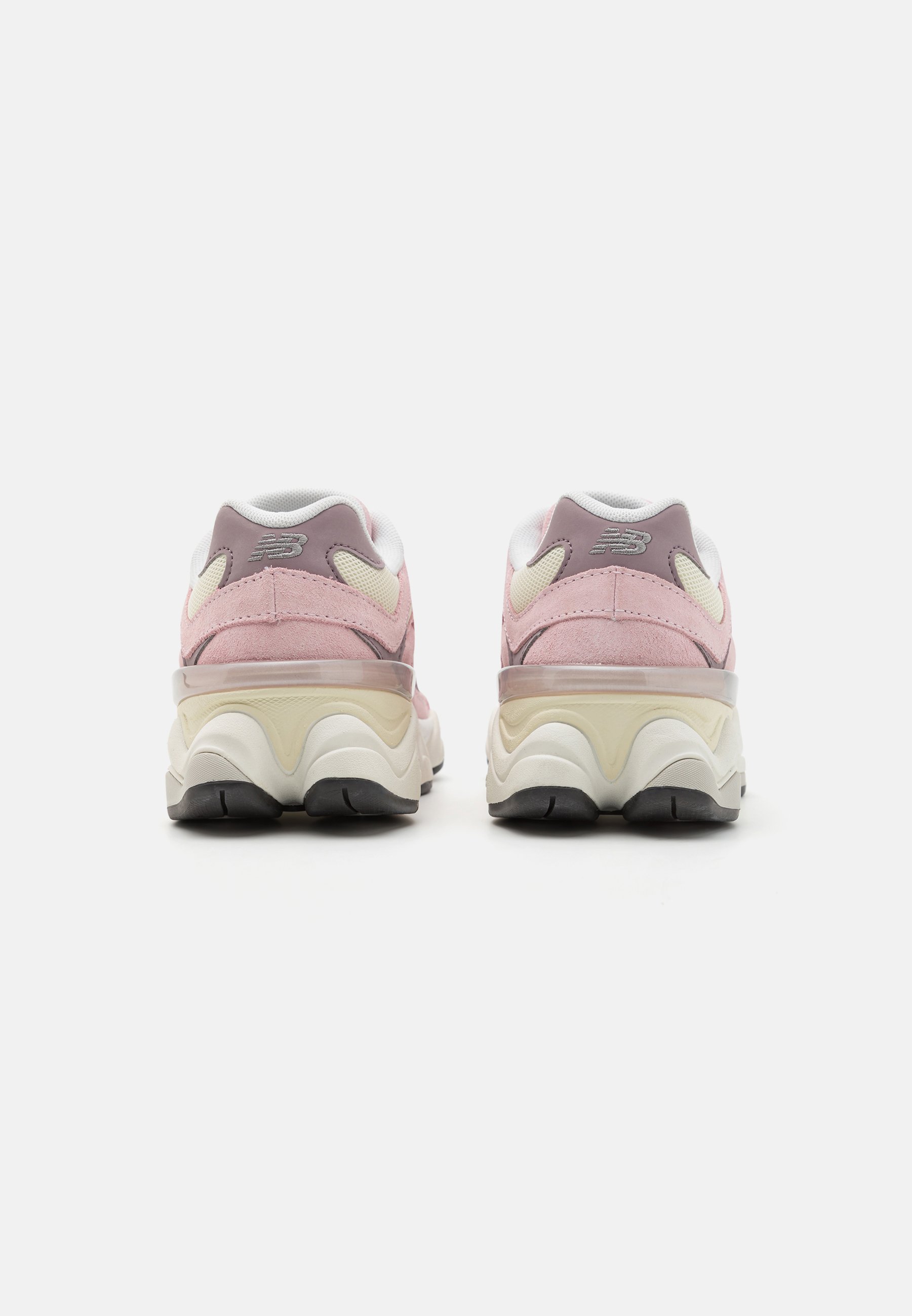Zapatillas de ante rosa con una entresuela blanca y crema con una capa transparente. Incluyen una suela exterior negra sólida y acentos texturizados.