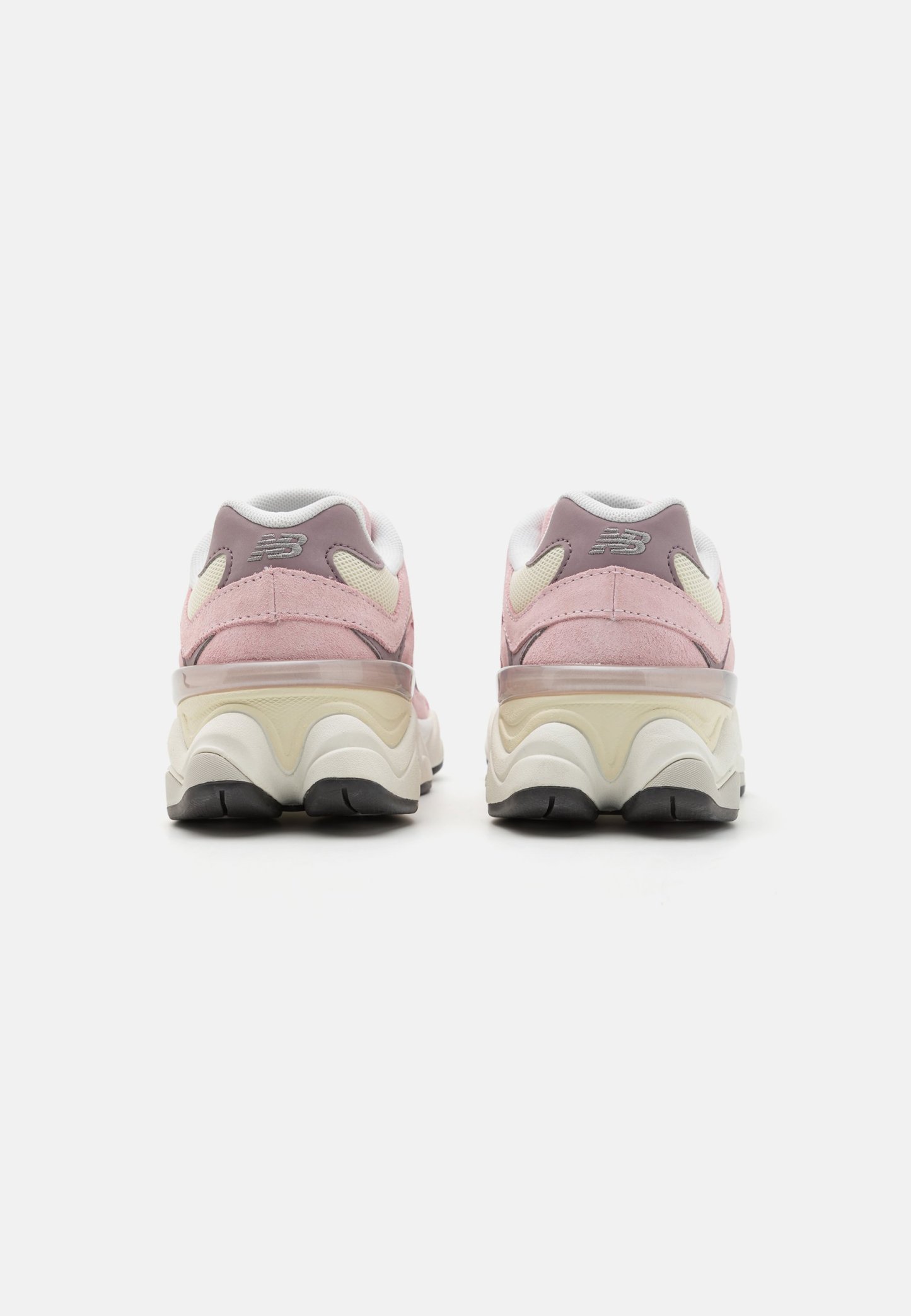 Zapatillas de ante rosa con una entresuela blanca y crema con una capa transparente. Incluyen una suela exterior negra sólida y acentos texturizados.