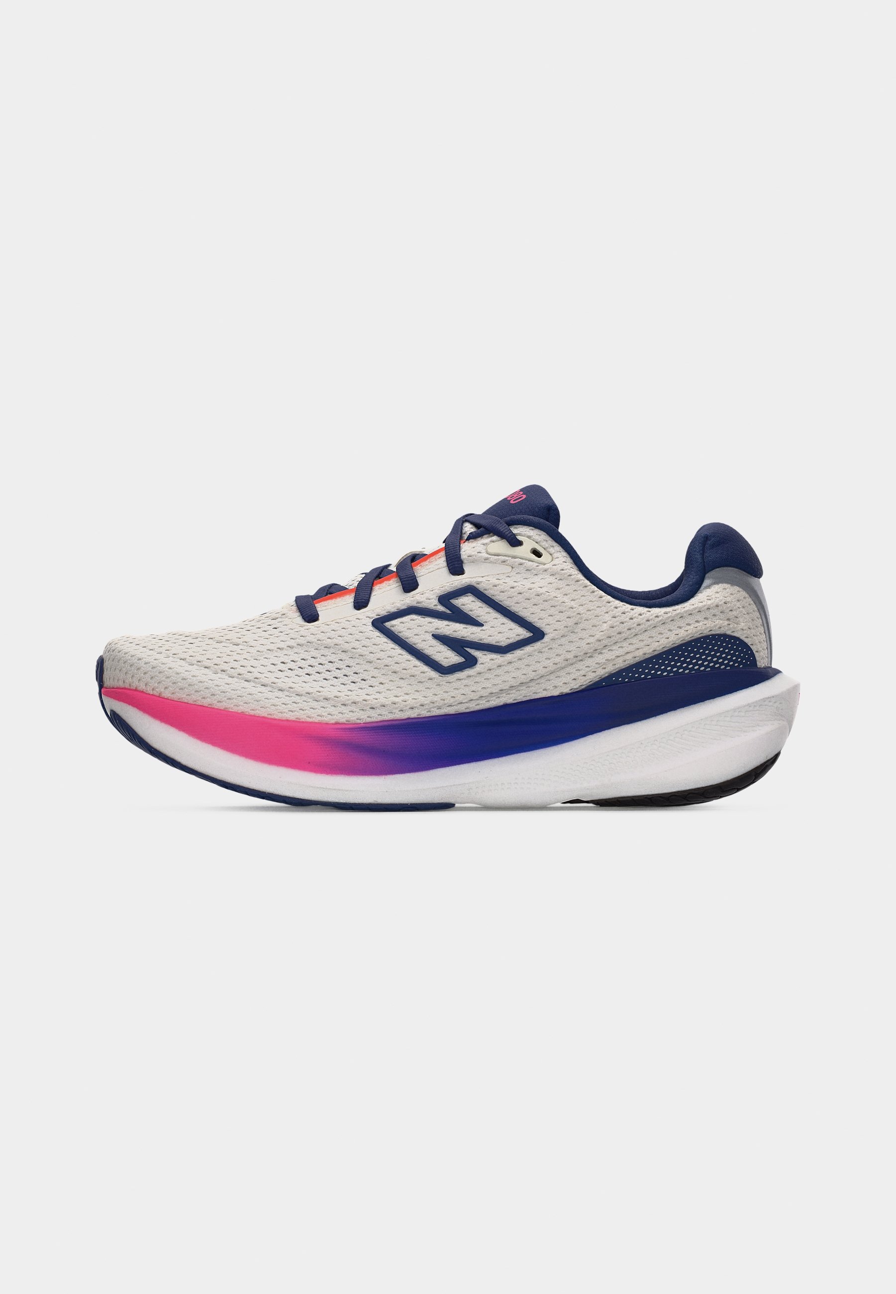 Zapatilla de correr blanca y azul marino con entresuela en degradado rosa y púrpura, cordones azul oscuro y parte superior de malla con un gran logo "N".