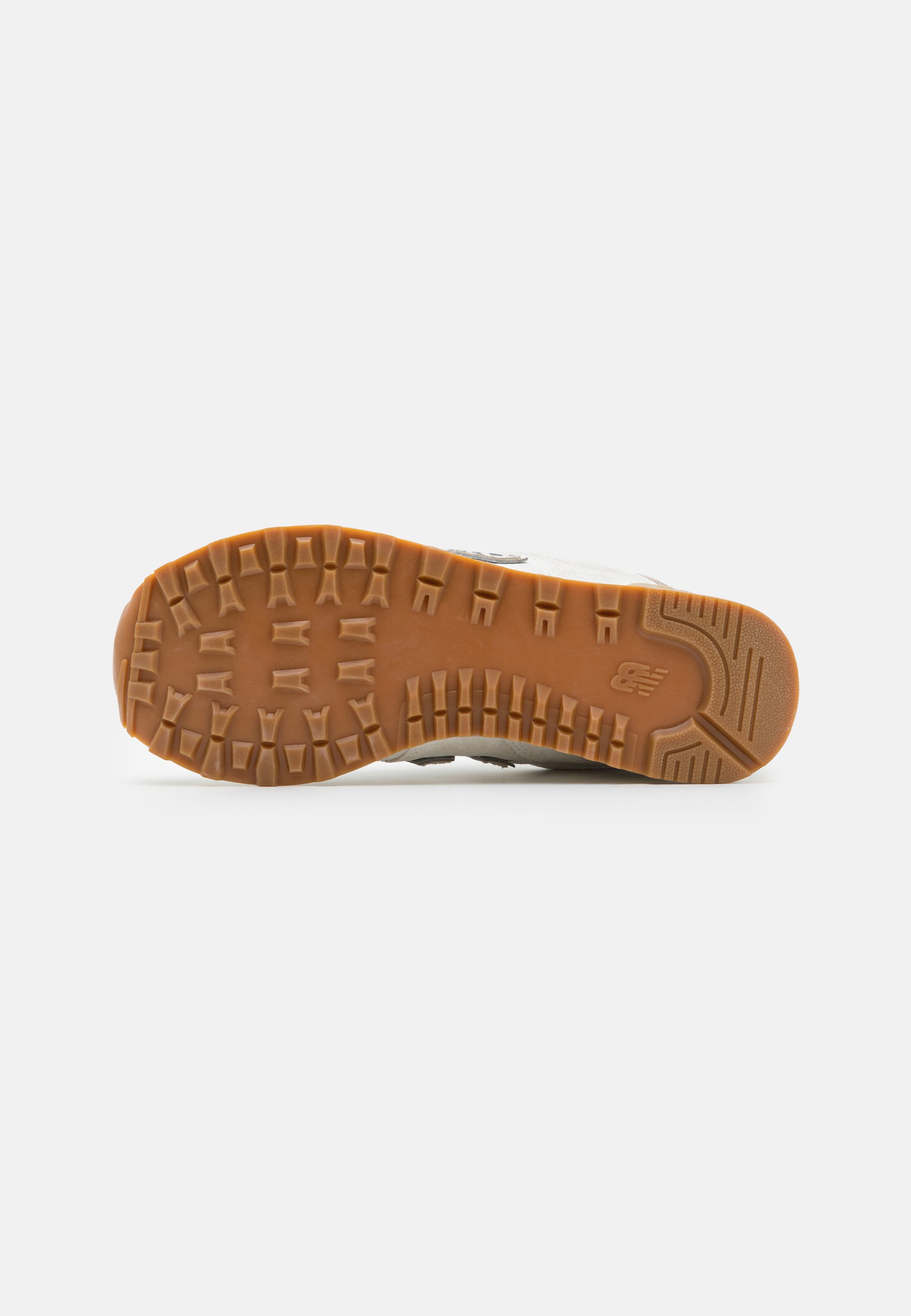 Suela de zapato con patrón de dibujo de goma marrón que presenta cuadrados y rectángulos, un logo cerca del talón, sobre un fondo blanco.