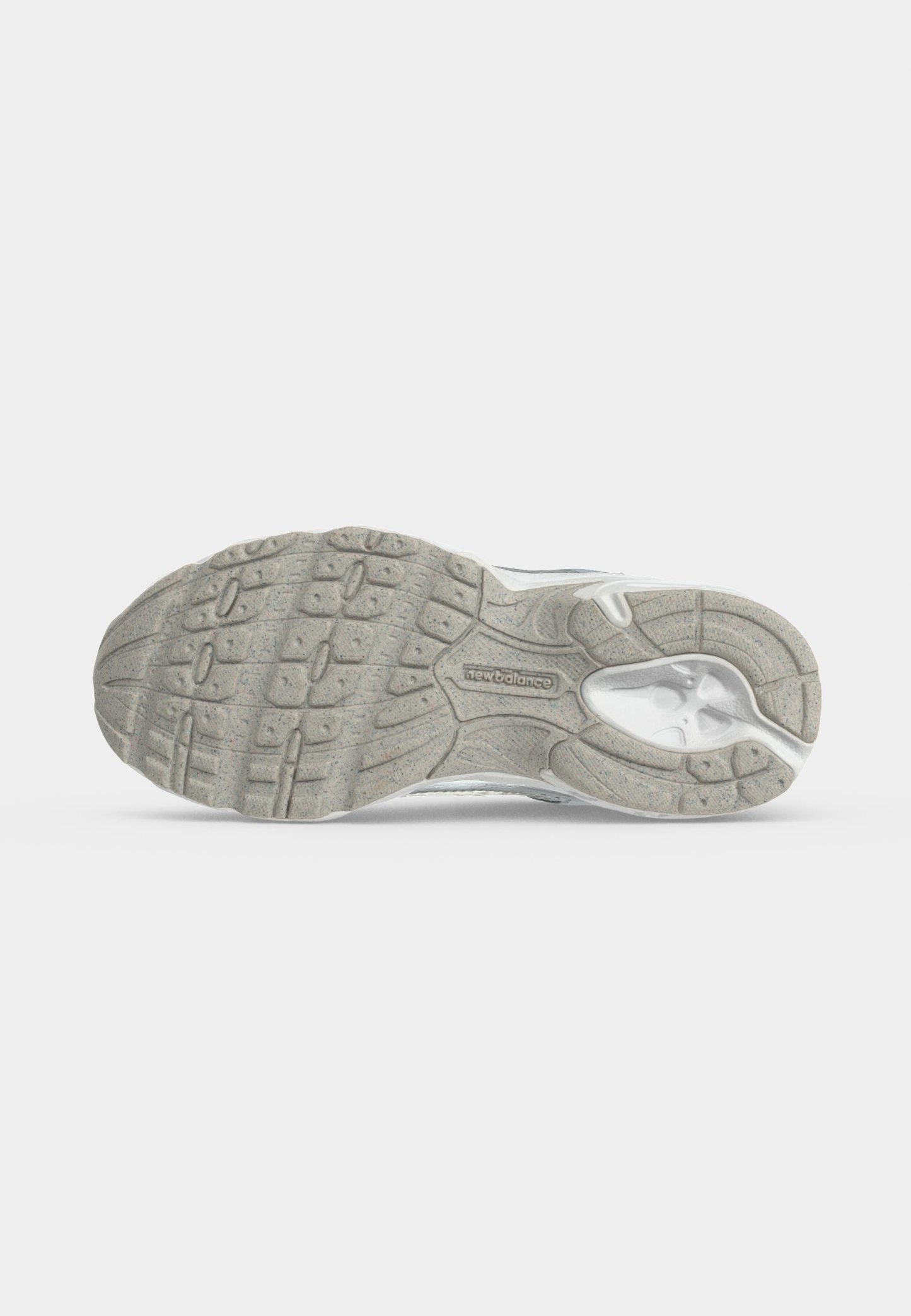 Suela de una zapatilla New Balance en gris claro con patrones de textura en la banda de rodadura y logotipo de la marca visible en el centro.