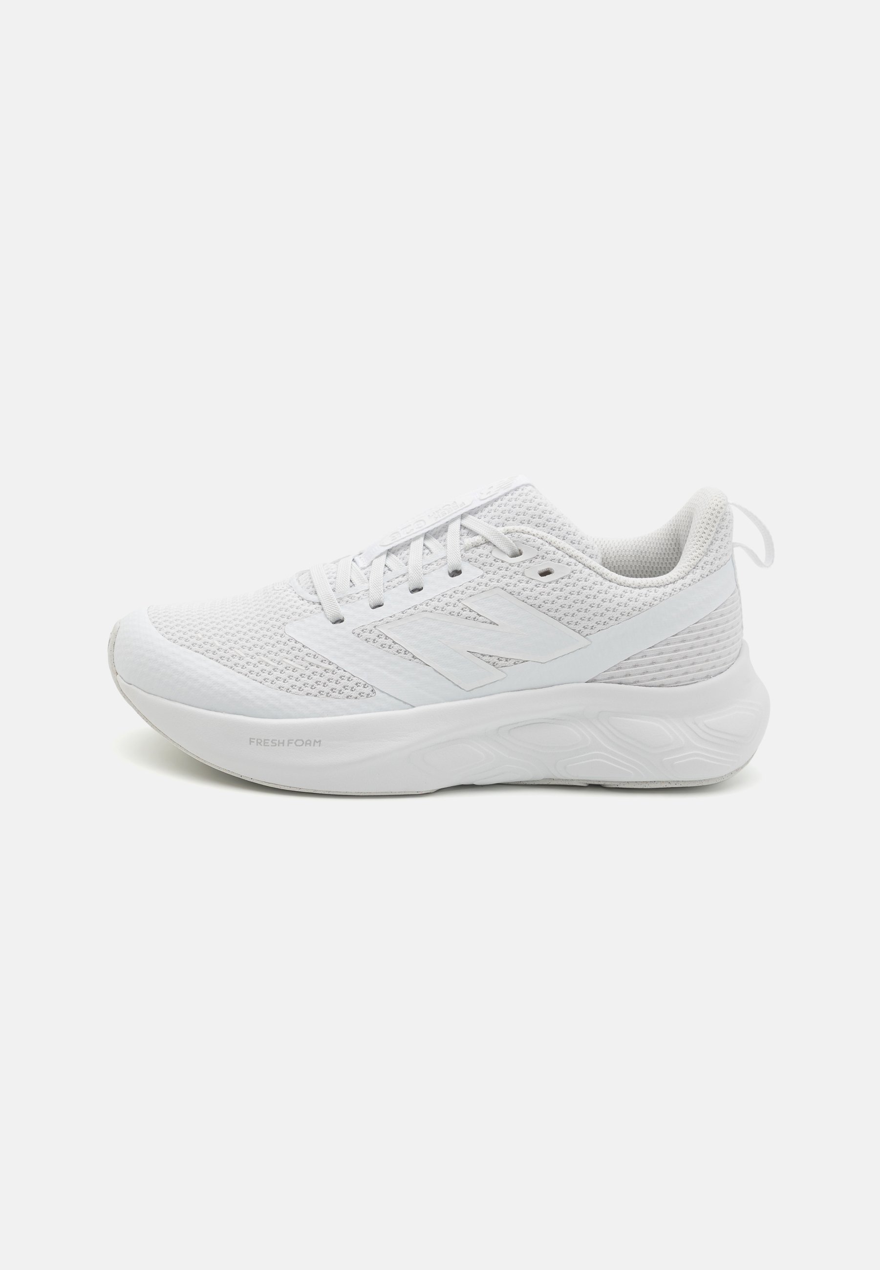 Zapatilla deportiva blanca hecha de malla transpirable con un diseño texturizado. Presenta una suela acolchada y un detalle del logotipo en el lateral.