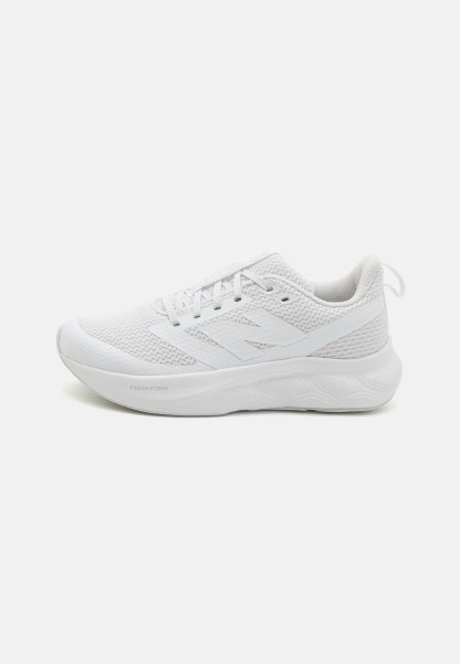 Zapatilla deportiva blanca hecha de malla transpirable con un diseño texturizado. Presenta una suela acolchada y un detalle del logotipo en el lateral.
