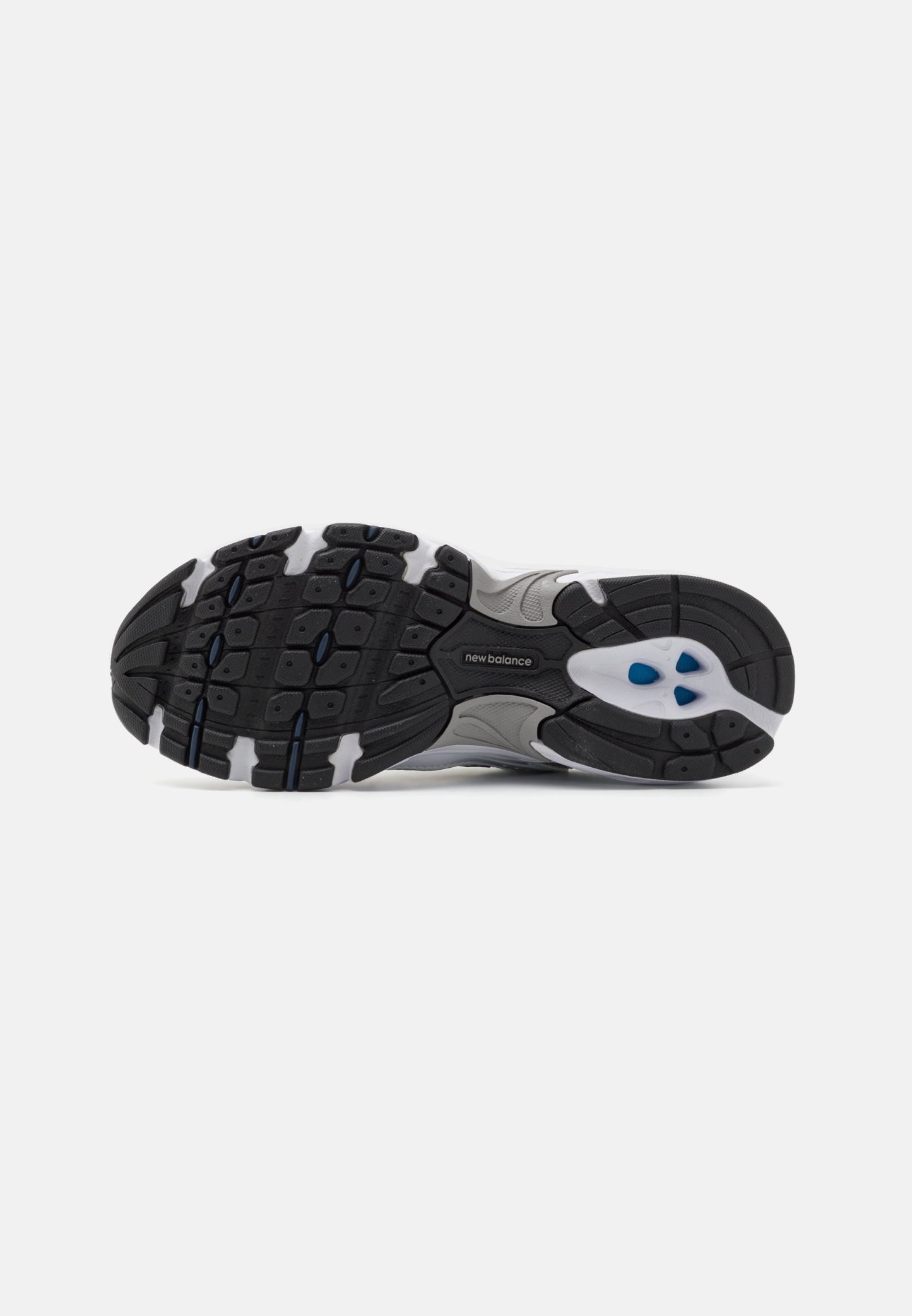 Suela de zapatilla deportiva en negro y gris con superficie de goma texturizada, que presenta un logo, patrón de suela y detalles en azul.