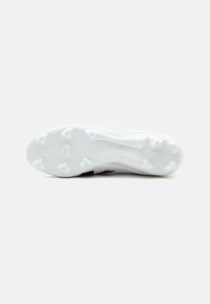 Suela blanca de bota de fútbol con múltiples tacos cónicos y en forma de cuchilla para tracción en superficies de césped, vista desde abajo.