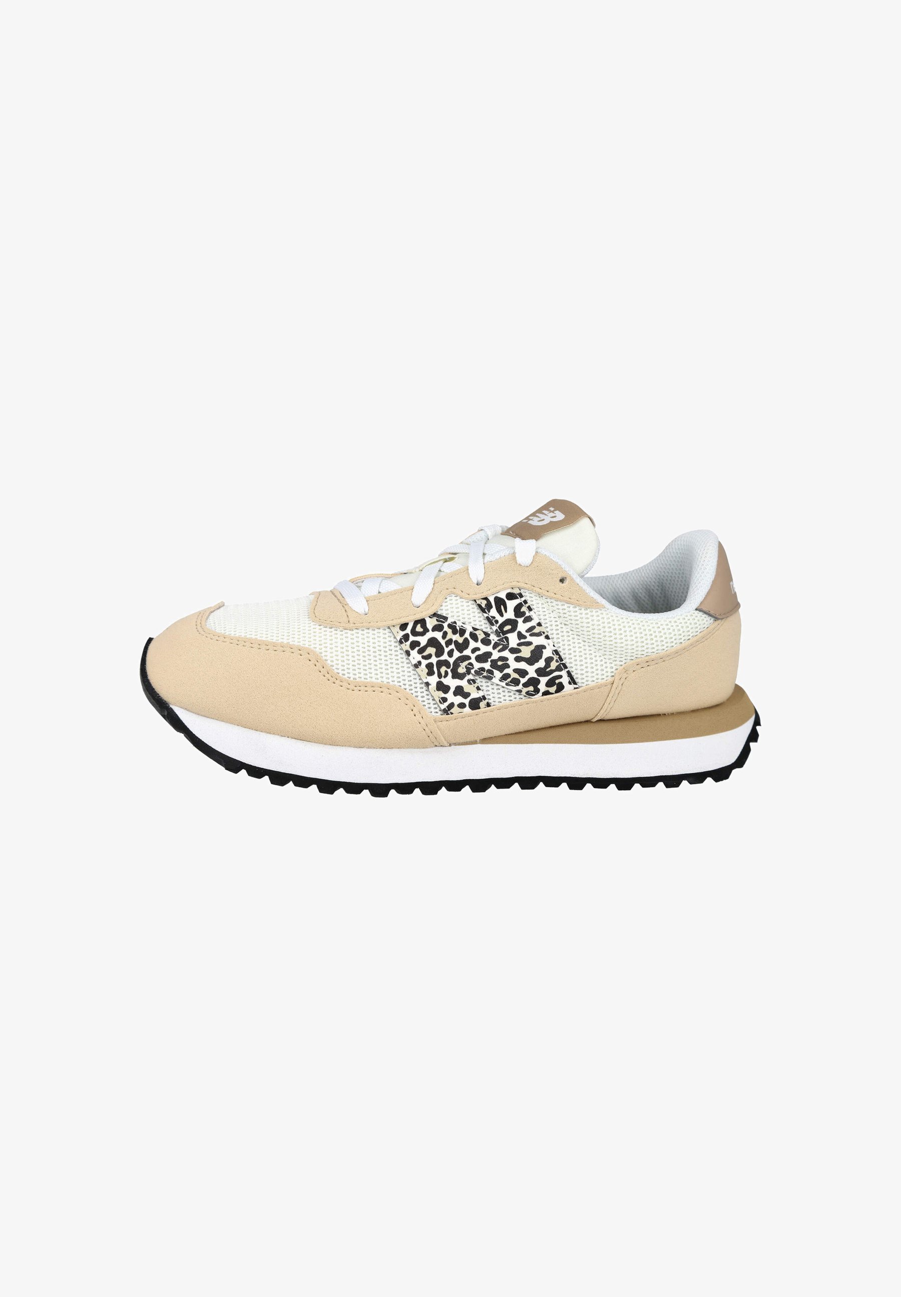 Zapatilla beige y blanca con paneles de malla, logo "N" con estampado de leopardo, cordones blancos y suela negra con dibujo.