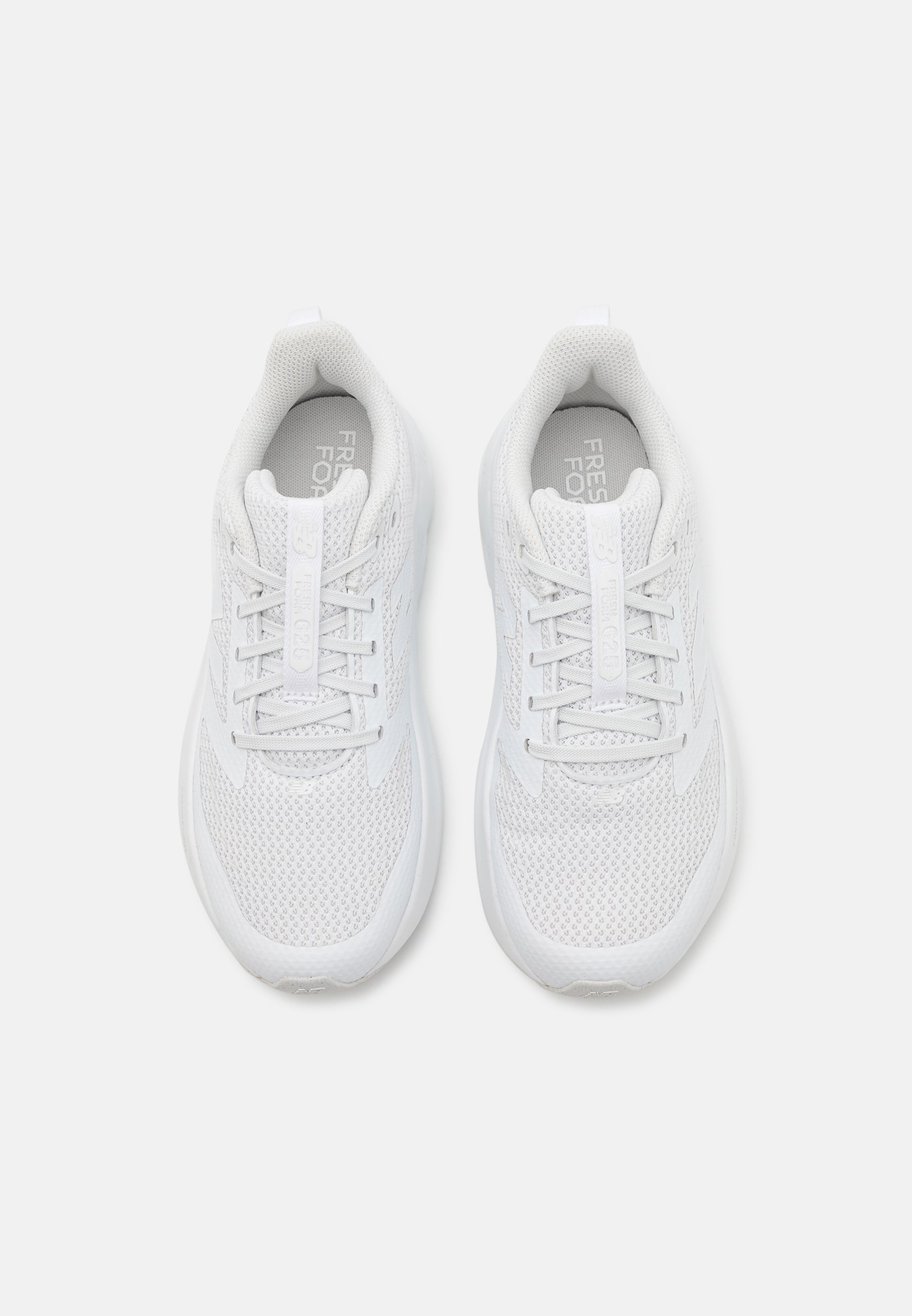 Zapatillas deportivas blancas con parte superior de malla, cierre de cordones, cuello acolchado y suela texturizada. Marca visible en la lengüeta y la plantilla.