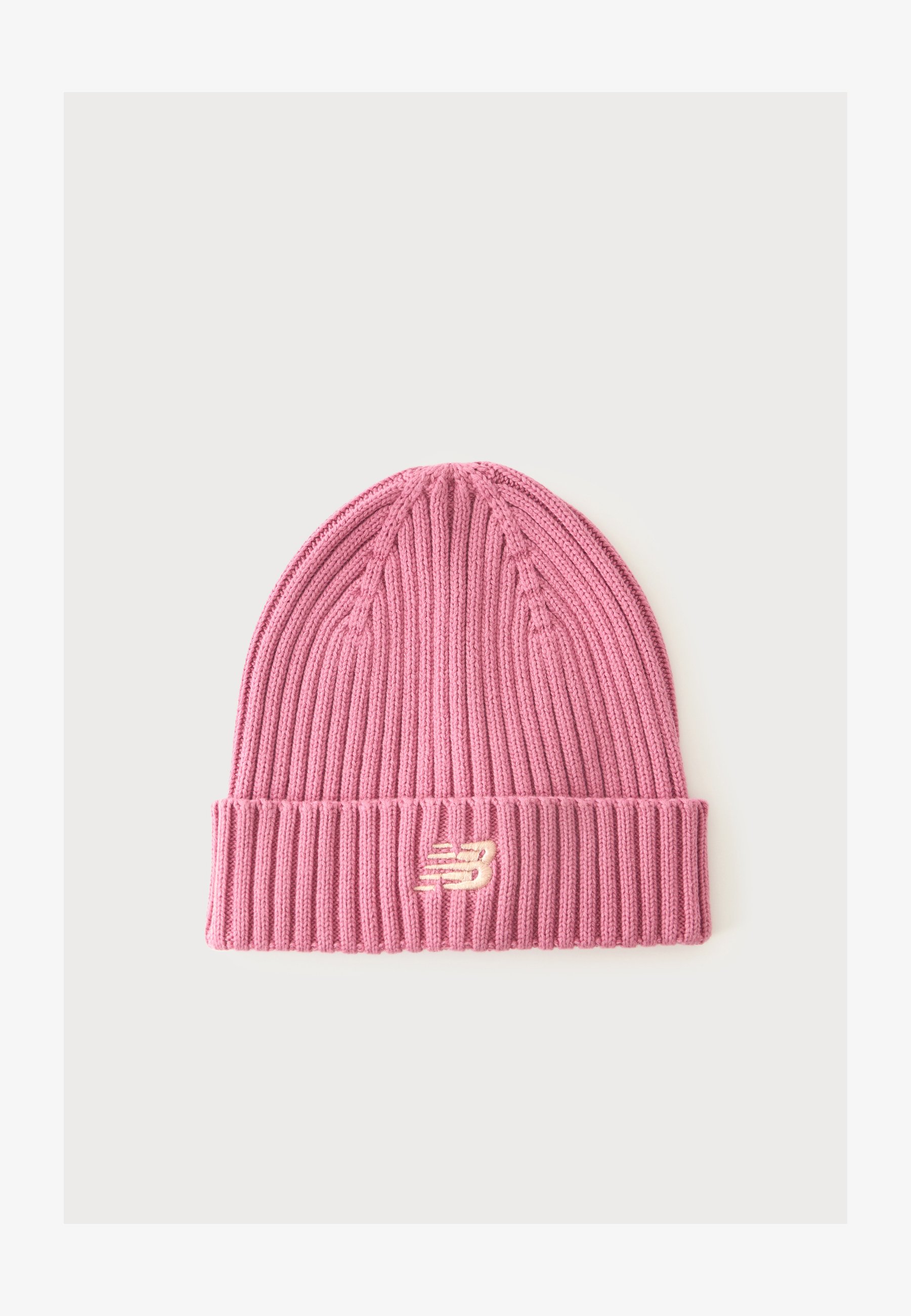 Gorro de punto acanalado rosa con puño doblado y pequeño logo bordado de New Balance en el centro delantero.