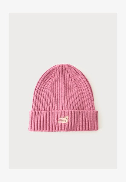 Gorro de punto acanalado rosa con puño doblado y pequeño logo bordado de New Balance en el centro delantero.