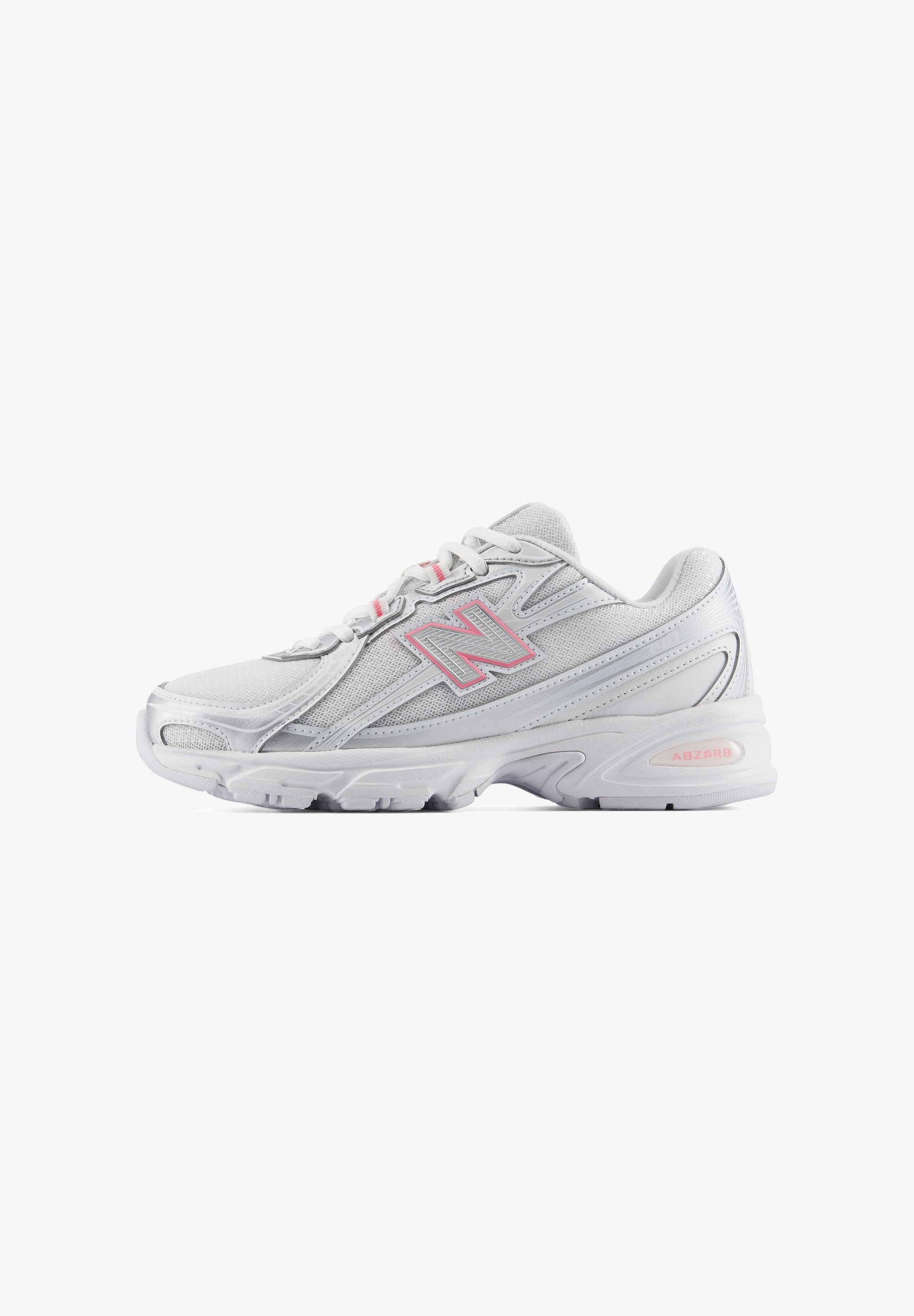Zapatilla deportiva blanca y gris con detalles en rosa, parte superior de malla y material sintético, suela acolchada y cierre de cordones, vista lateral.