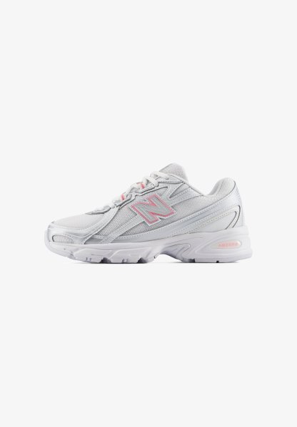 Zapatilla deportiva blanca y gris con detalles en rosa, parte superior de malla y material sintético, suela acolchada y cierre de cordones, vista lateral.