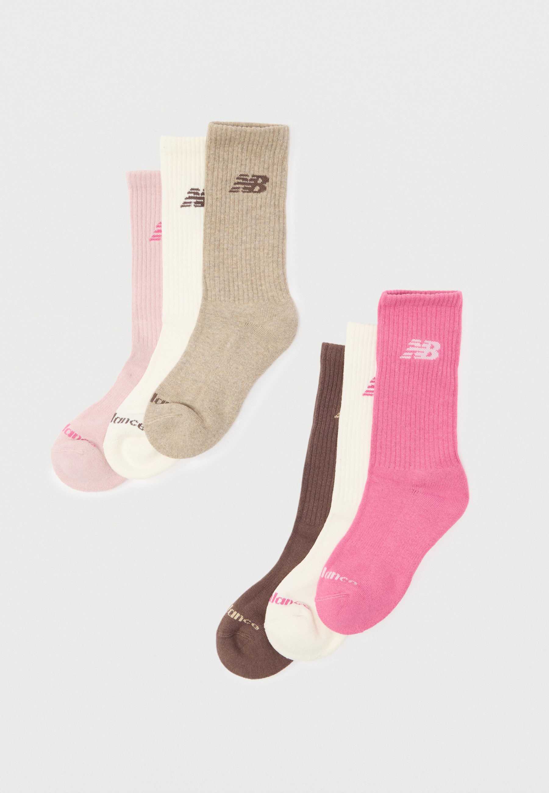 Seis pares de calcetines de canalé hasta la mitad de la pantorrilla en tonalidades rosa, beige, blanco y marrón, cada uno con el logo de New Balance cerca de la parte superior.
