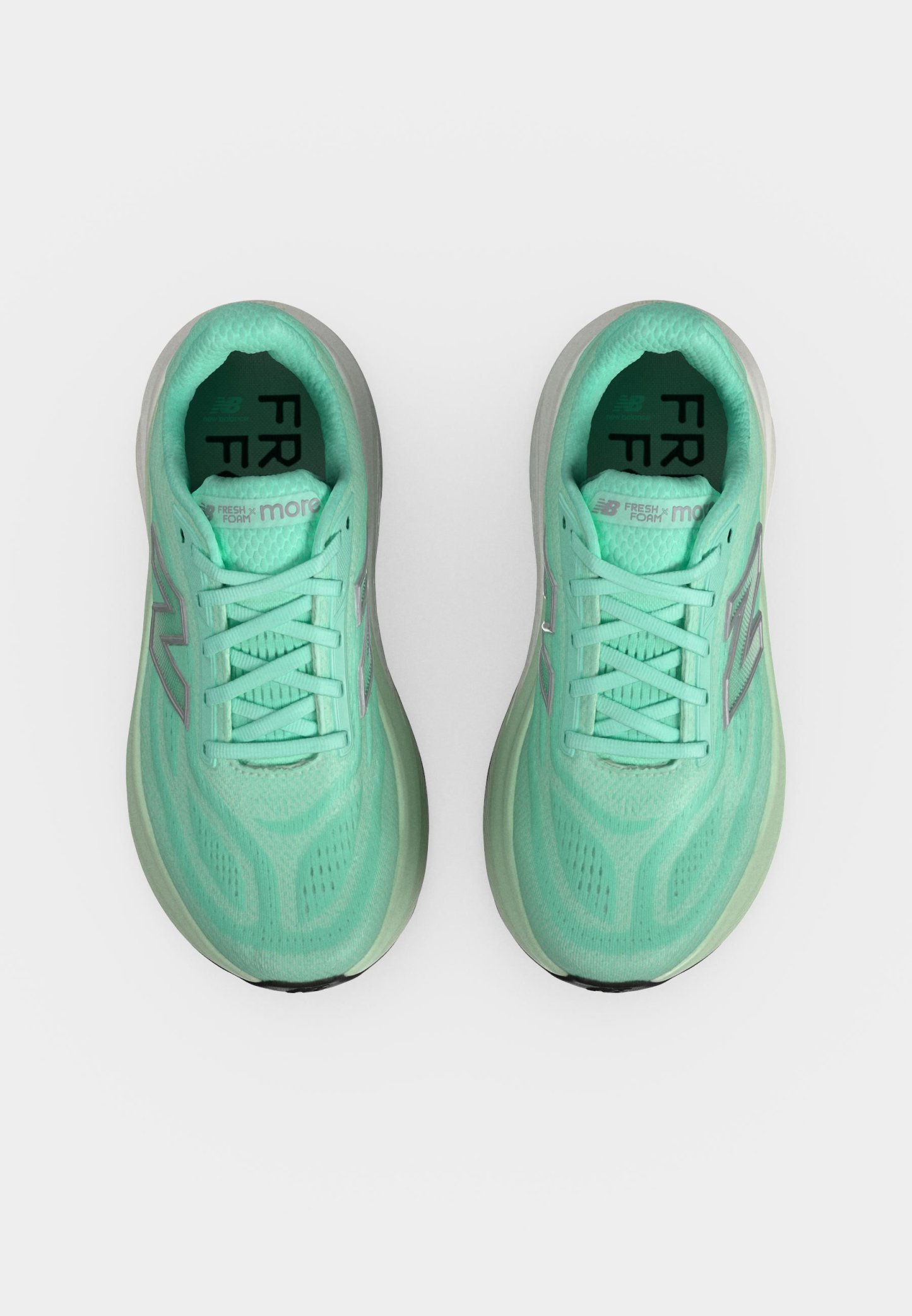 Par de zapatillas deportivas verde menta con diseño de cordones y suelas acolchadas vistas desde arriba sobre un fondo blanco.