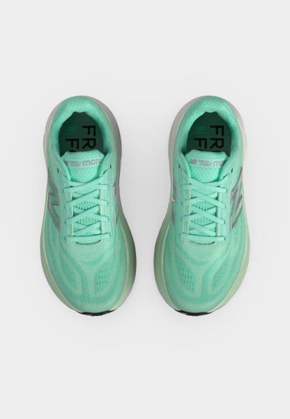 Par de zapatillas deportivas verde menta con diseño de cordones y suelas acolchadas vistas desde arriba sobre un fondo blanco.