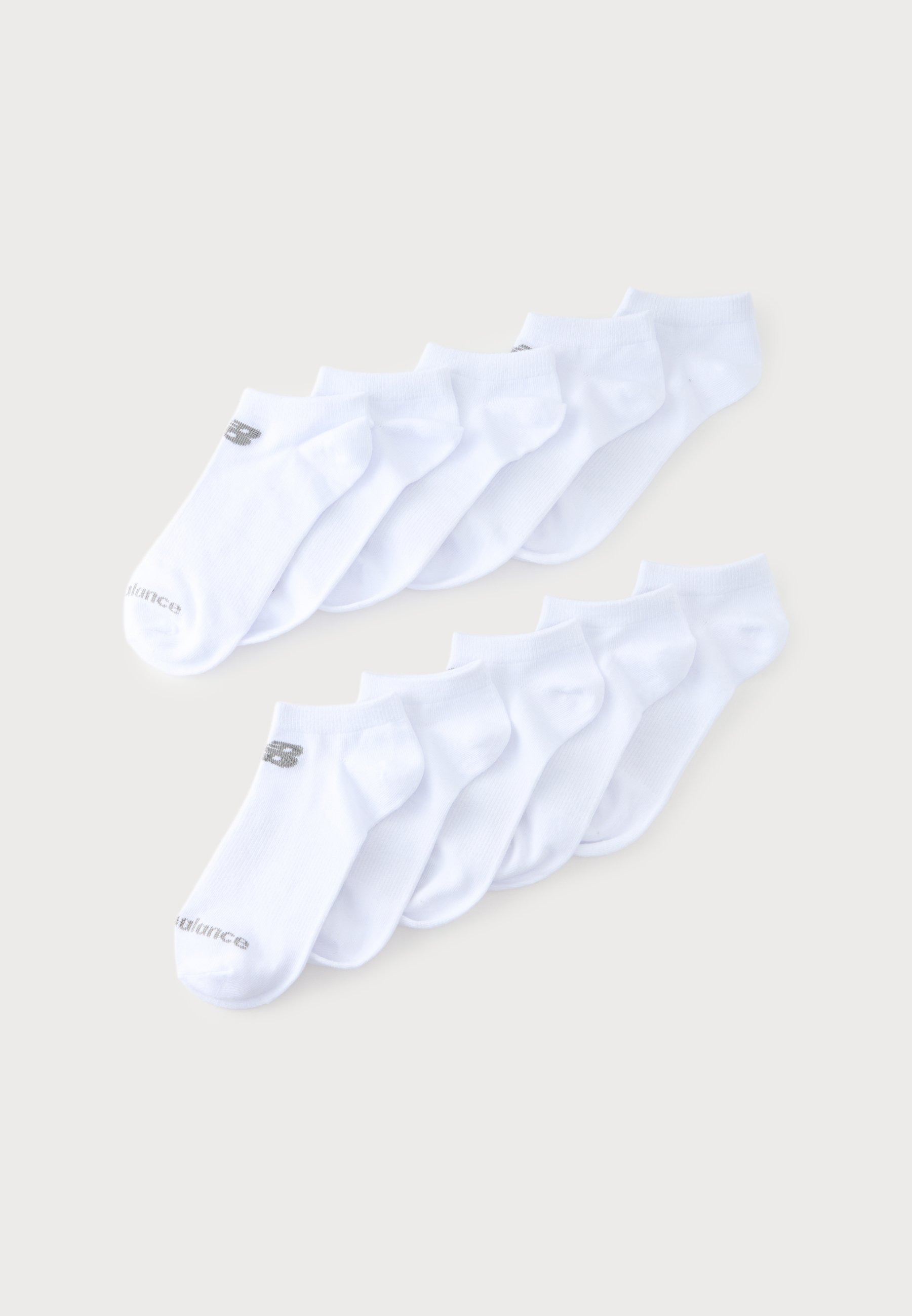 Diez pares de calcetines tobilleros blancos con logotipos de New Balance, dispuestos en dos filas ordenadas sobre un fondo claro y sencillo.