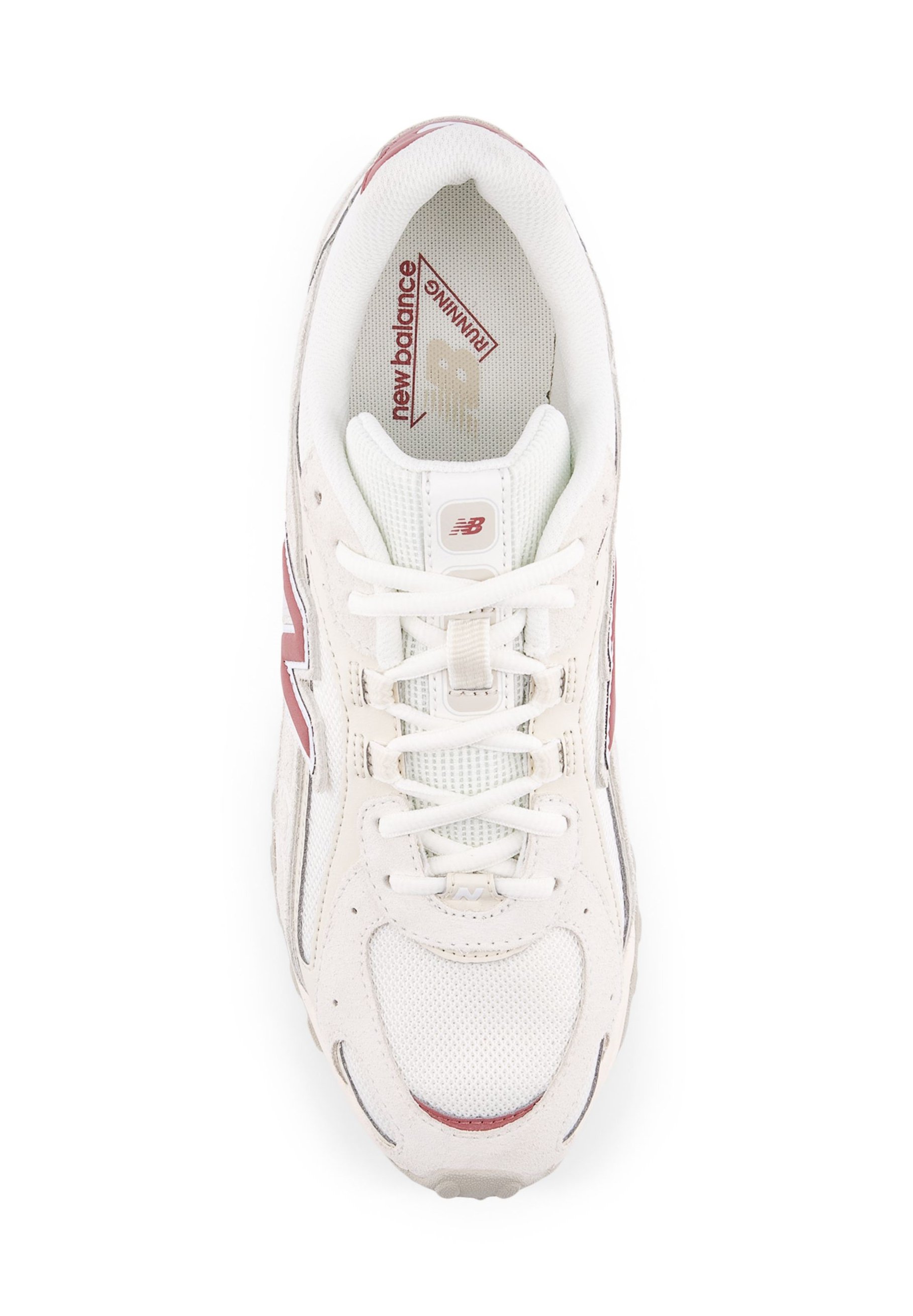 Zapatilla blanca para correr con materiales de malla y ante; cuenta con un logo "N" rojo, cordones y un cuello acolchado. Suela texturizada para mejor agarre.
