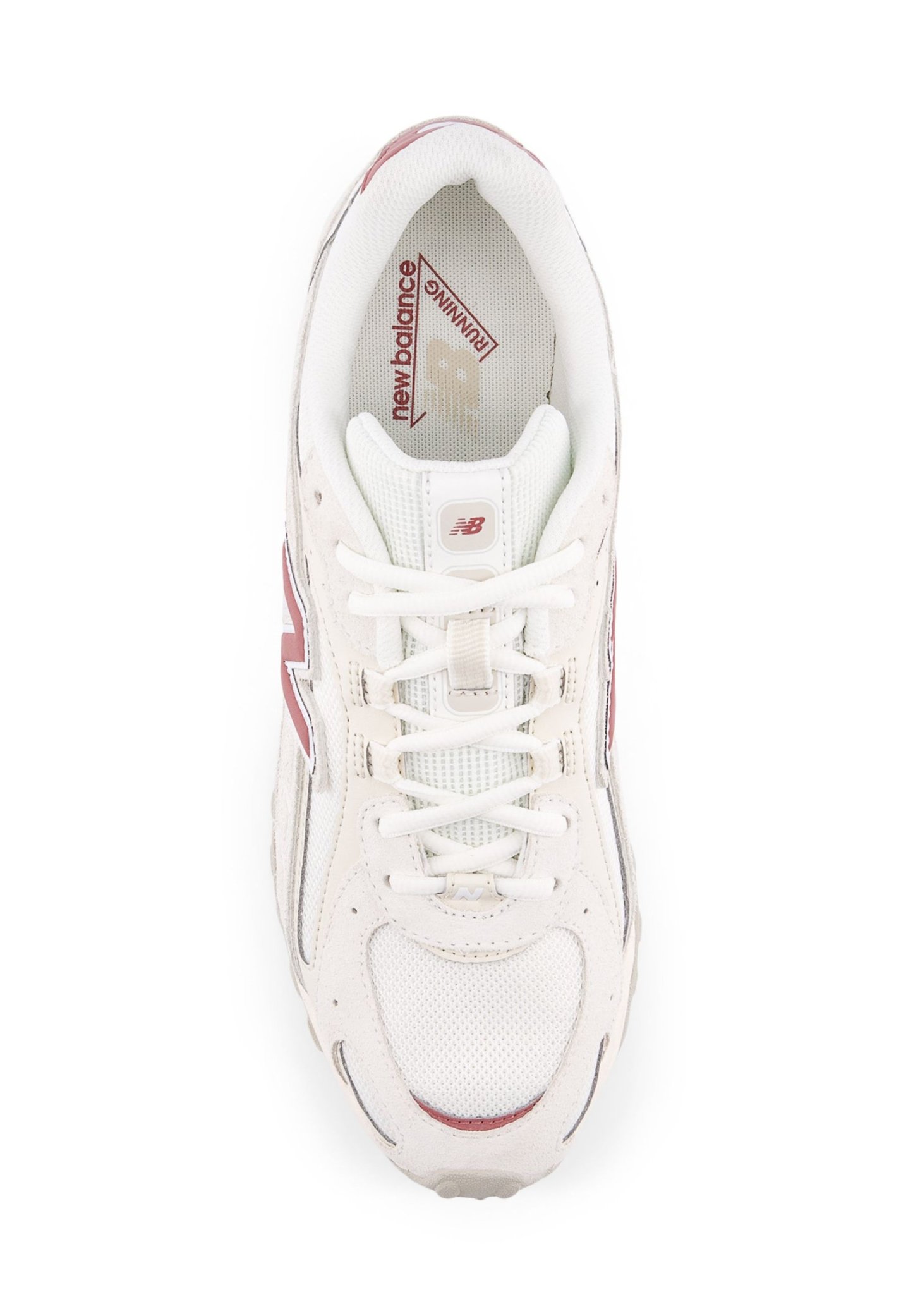 Zapatilla blanca para correr con materiales de malla y ante; cuenta con un logo "N" rojo, cordones y un cuello acolchado. Suela texturizada para mejor agarre.