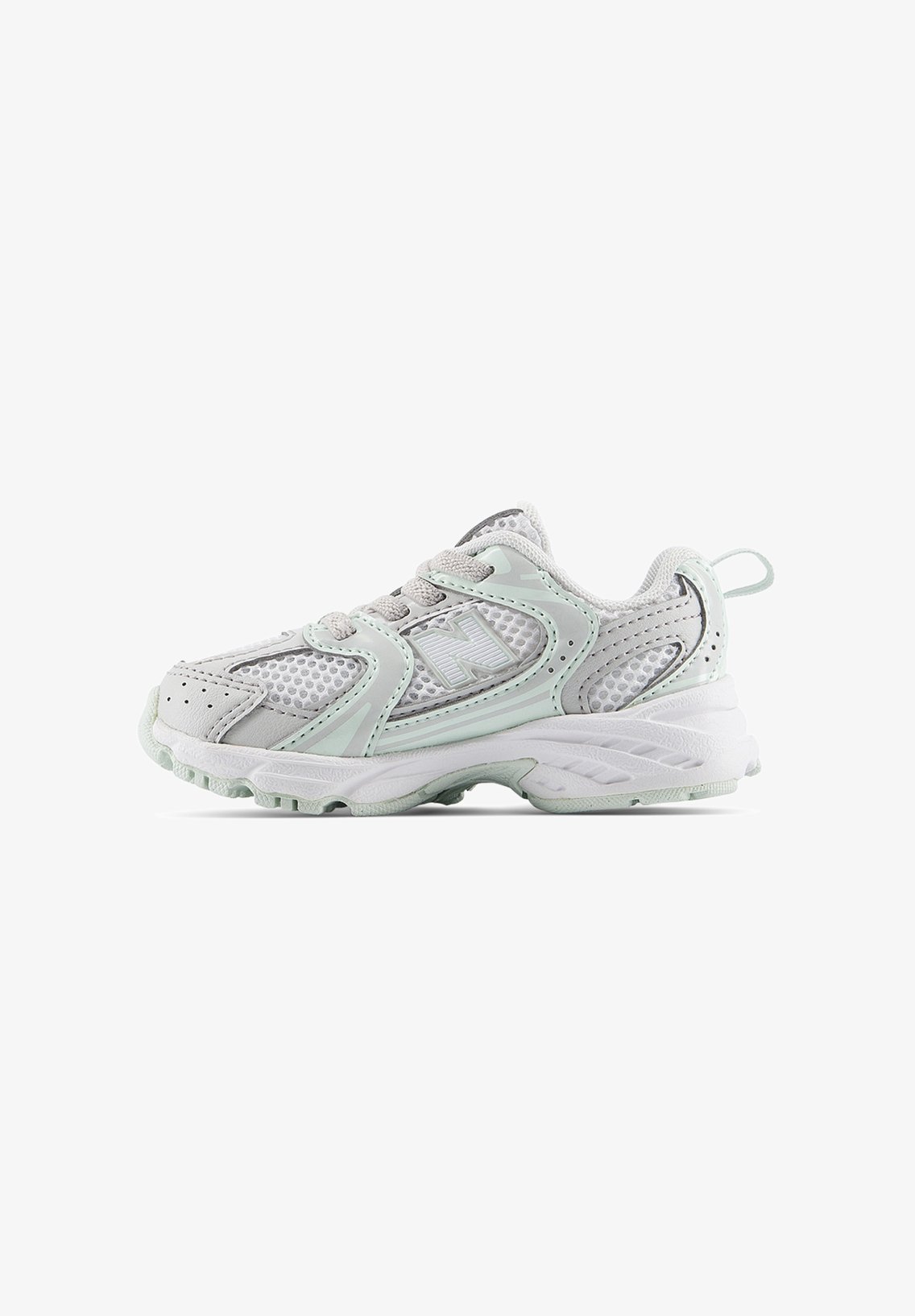 Zapatilla deportiva blanca con paneles de malla gris claro, suela gruesa acolchada, cordones y lengüeta en el talón, vista de perfil.