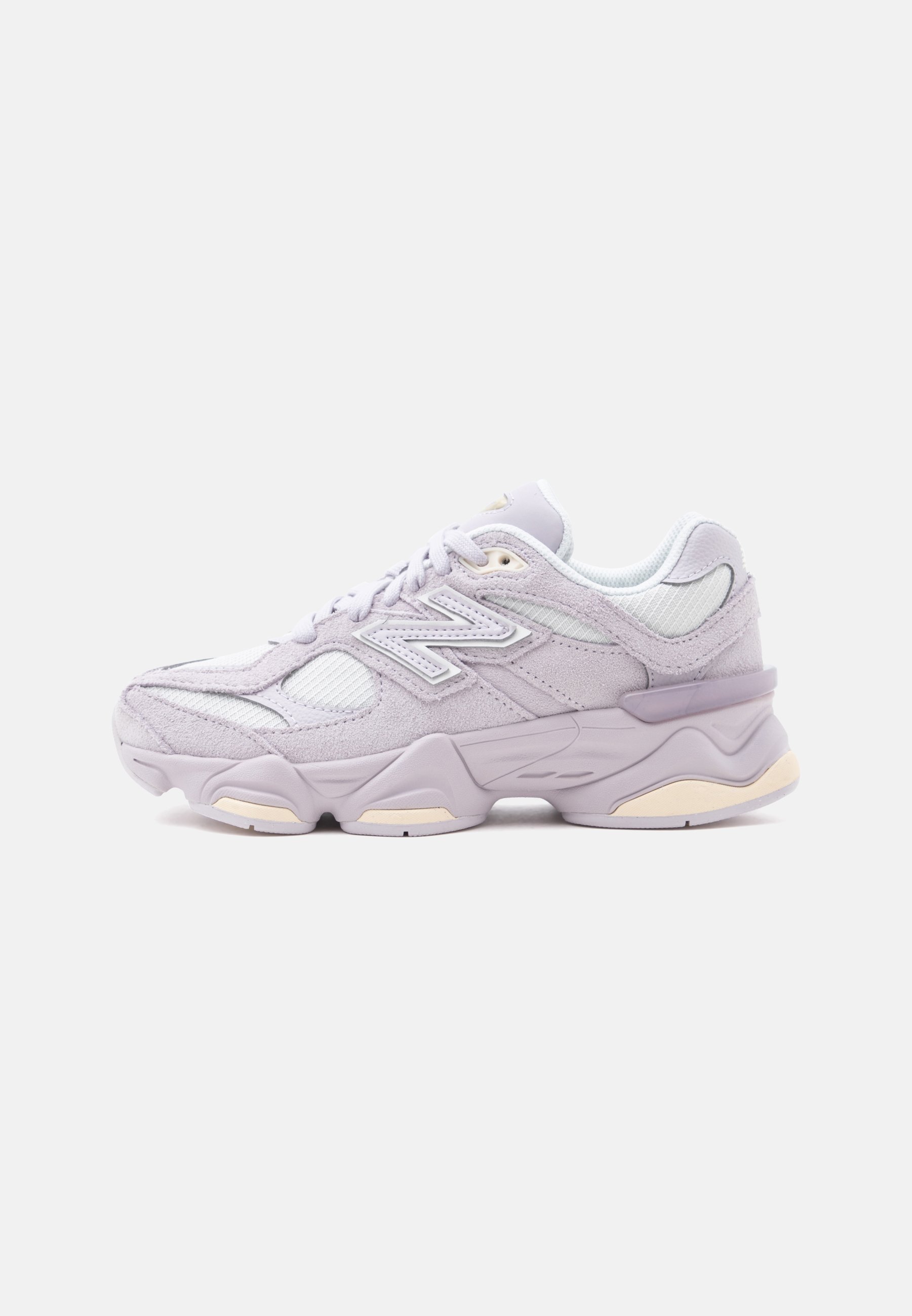 Zapatilla deportiva en tonos lavanda claro y blanco con paneles de malla y ante, suela gruesa y logo lateral sobre un fondo liso.