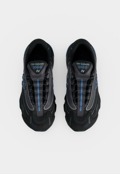 Par de zapatillas negras New Balance 1000 con detalles azules, vistas desde arriba sobre un fondo blanco.