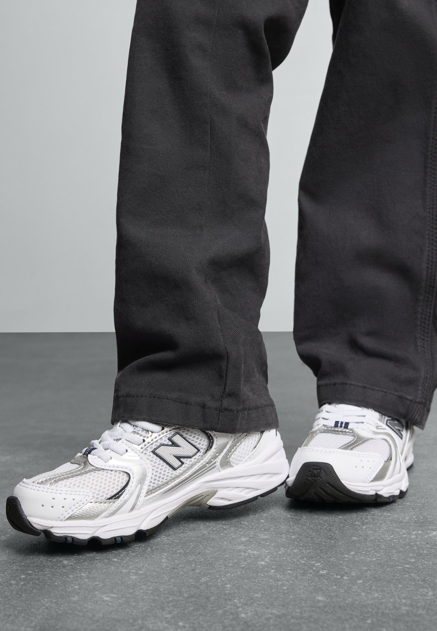 New Balance 530 UNISEX - Zapatillas - Grey/White/Silver - imagen 2