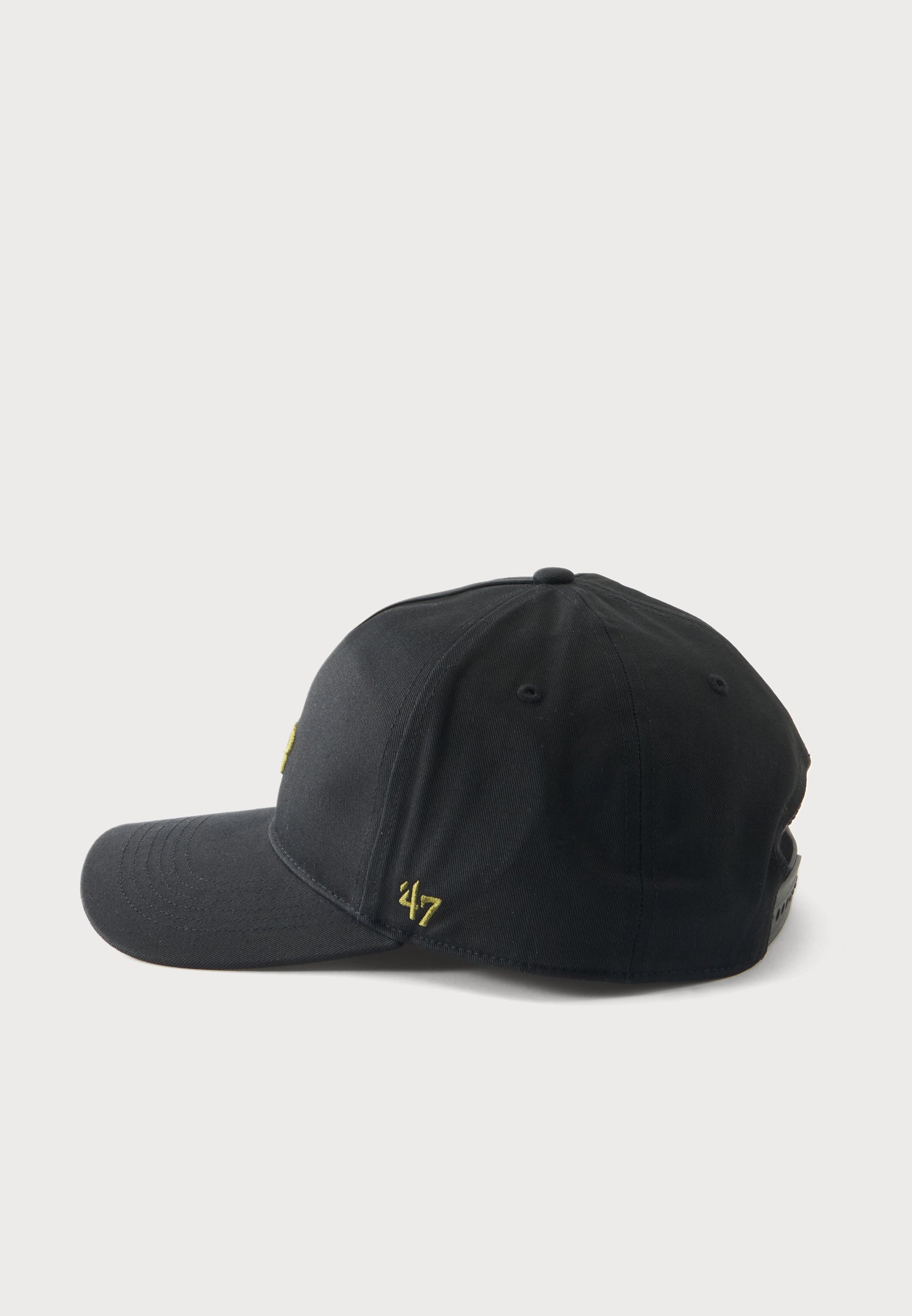 Gorra de béisbol negra con visera curvada y el número '47' en amarillo cosido en el lateral, mostrada de perfil izquierdo sobre un fondo liso.