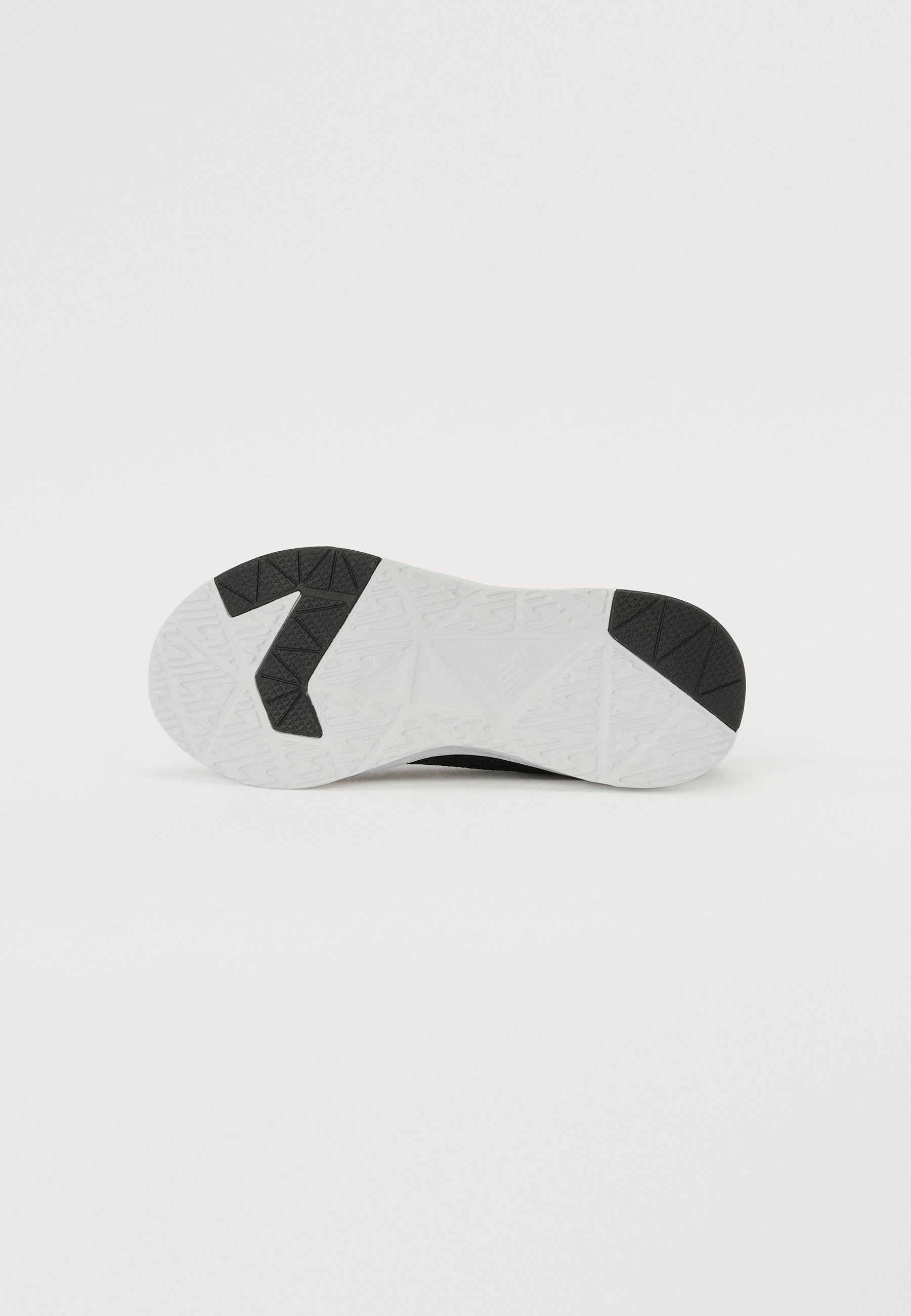 Suela de zapatilla deportiva en goma negra con una capa texturizada blanca; presenta patrones de tracción geométricos para agarre y estabilidad.