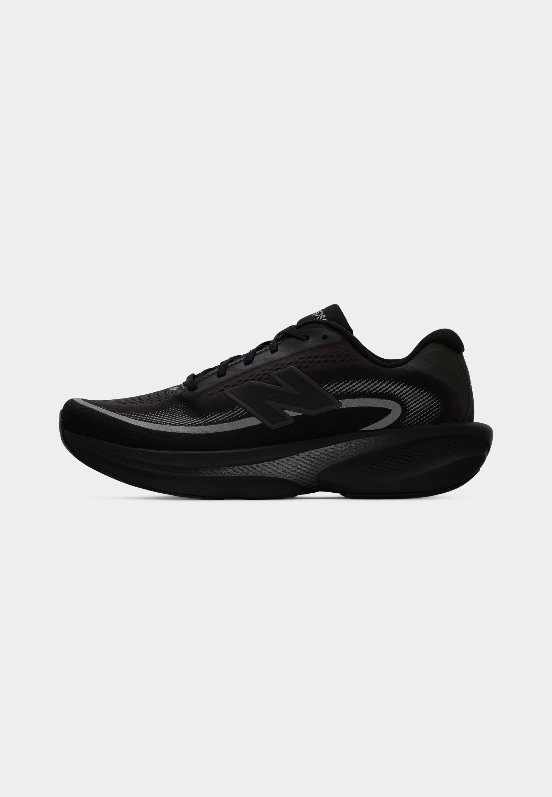 Zapatilla deportiva negra para correr con parte superior de malla elegante, logo "N" destacado y suela gruesa acolchada diseñada para brindar comodidad y rendimiento.