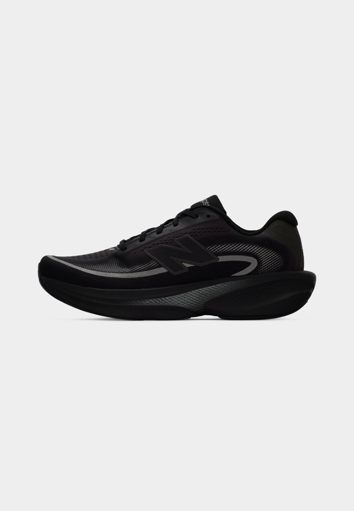 Zapatilla deportiva negra para correr con parte superior de malla elegante, logo "N" destacado y suela gruesa acolchada diseñada para brindar comodidad y rendimiento.