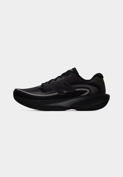 Zapatilla deportiva negra para correr con parte superior de malla elegante, logo "N" destacado y suela gruesa acolchada diseñada para brindar comodidad y rendimiento.