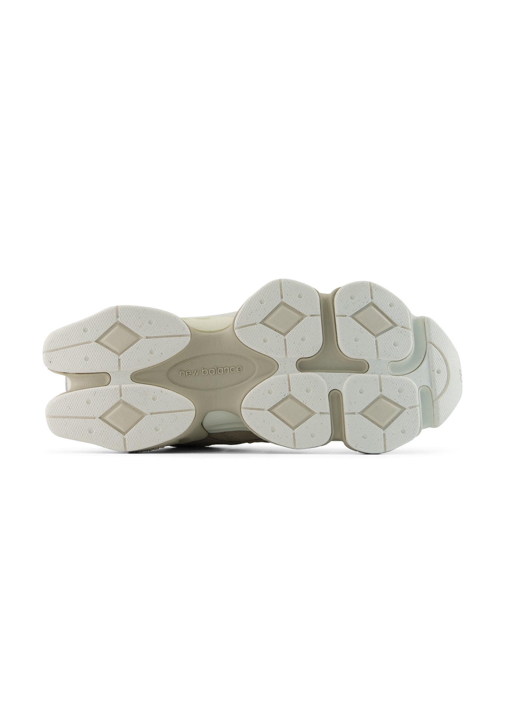Suela de una zapatilla New Balance beige con dibujo en la suela y el nombre de la marca en relieve en el centro sobre un fondo blanco.