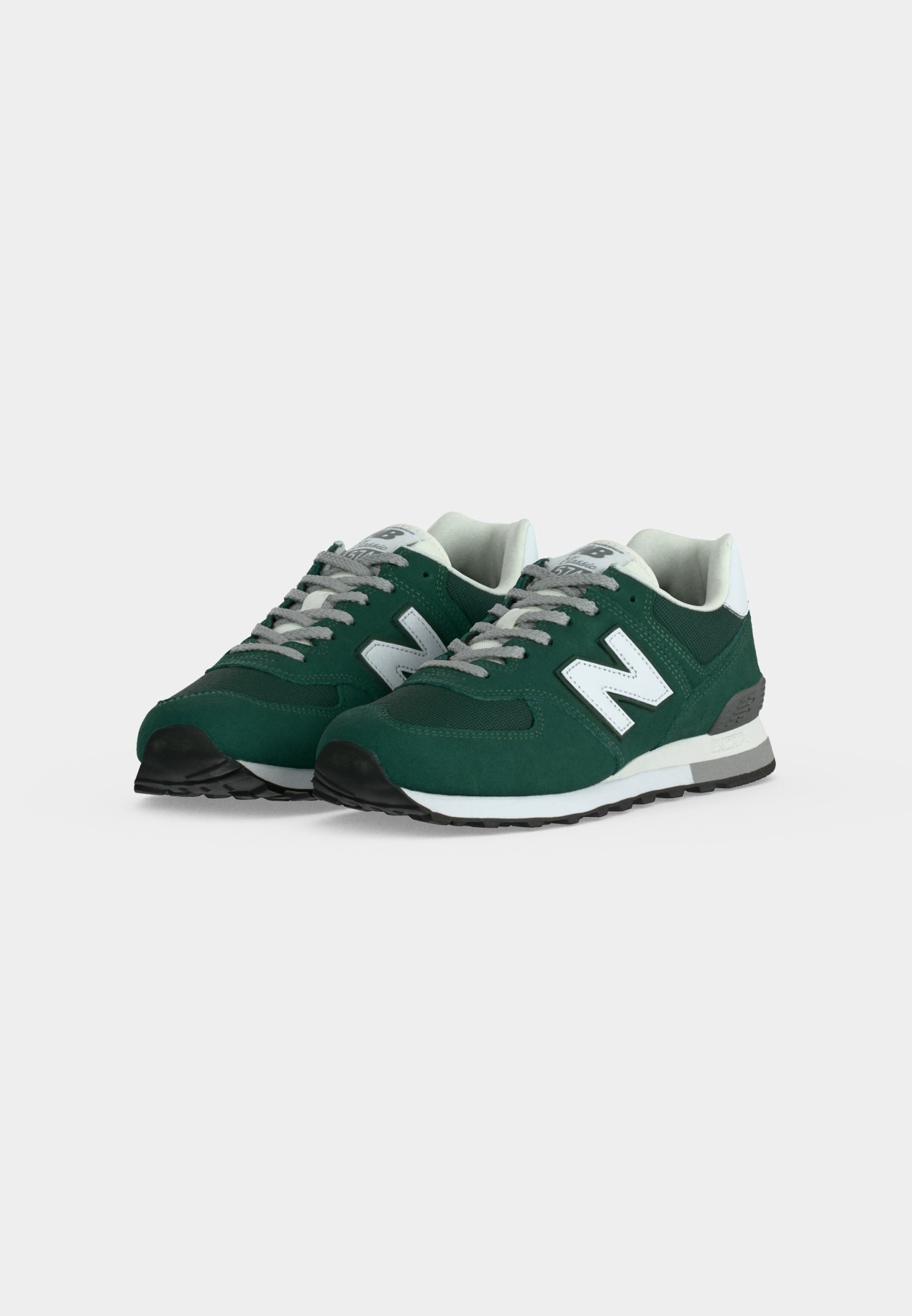 Par de zapatillas New Balance verde oscuro con el logo blanco "N", cordones grises y medias suelas blancas sobre un fondo blanco liso.