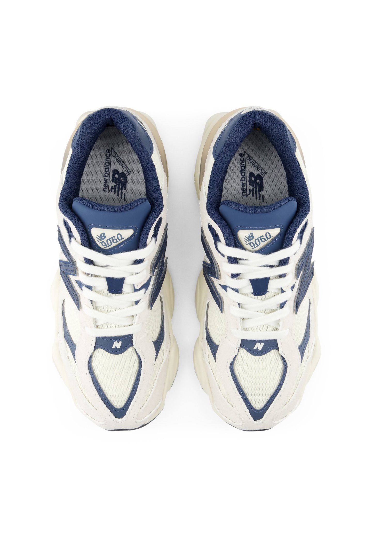 Par de zapatillas de deporte New Balance 9060 blancas y azul marino vistas desde arriba con cordones blancos y suelas voluminosas.