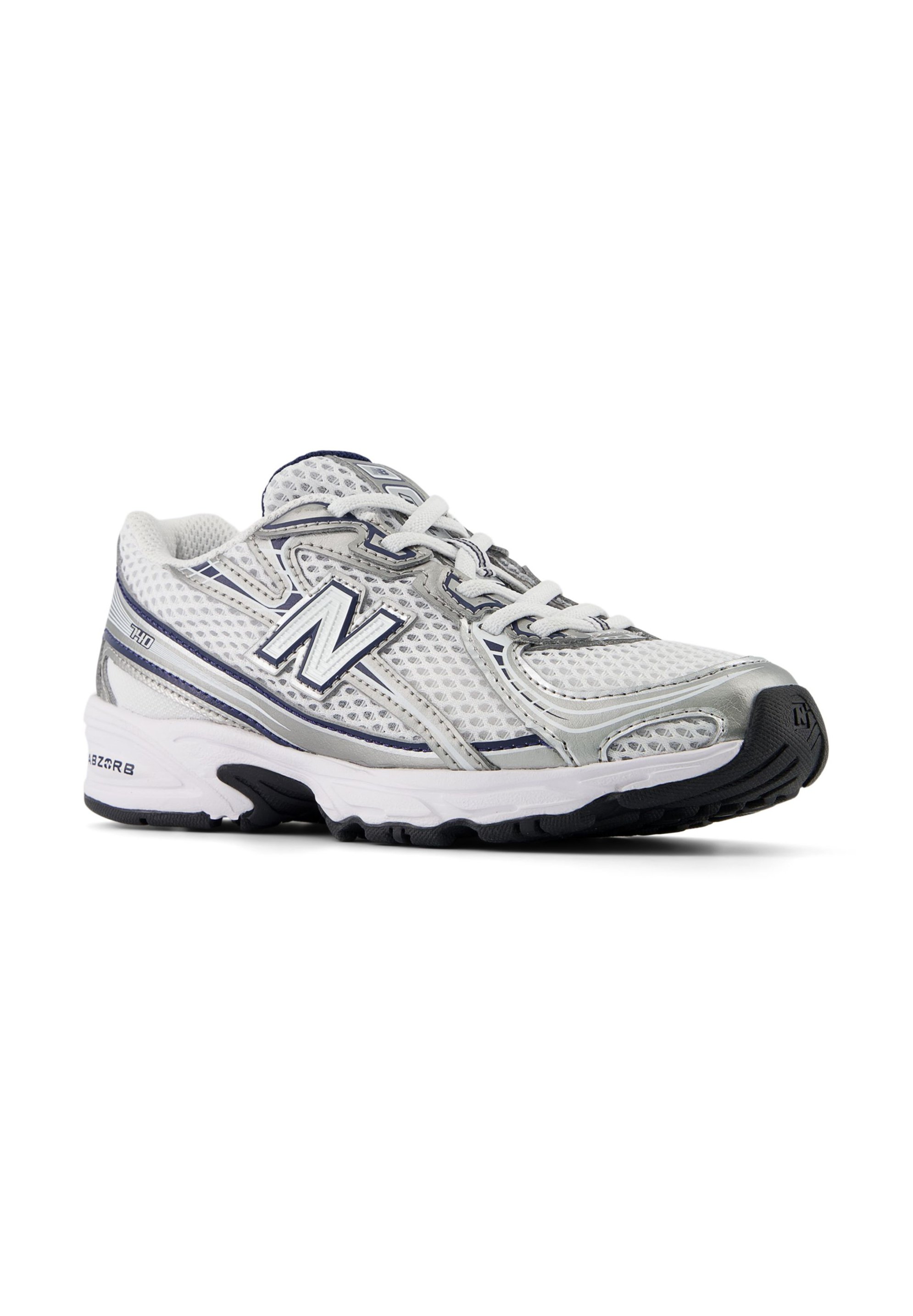 Zapatilla deportiva en gris y blanco con parte superior de malla, cierre de cordones y suela de goma. Presenta el logo "N", detalles texturizados y tecnología de amortiguación.