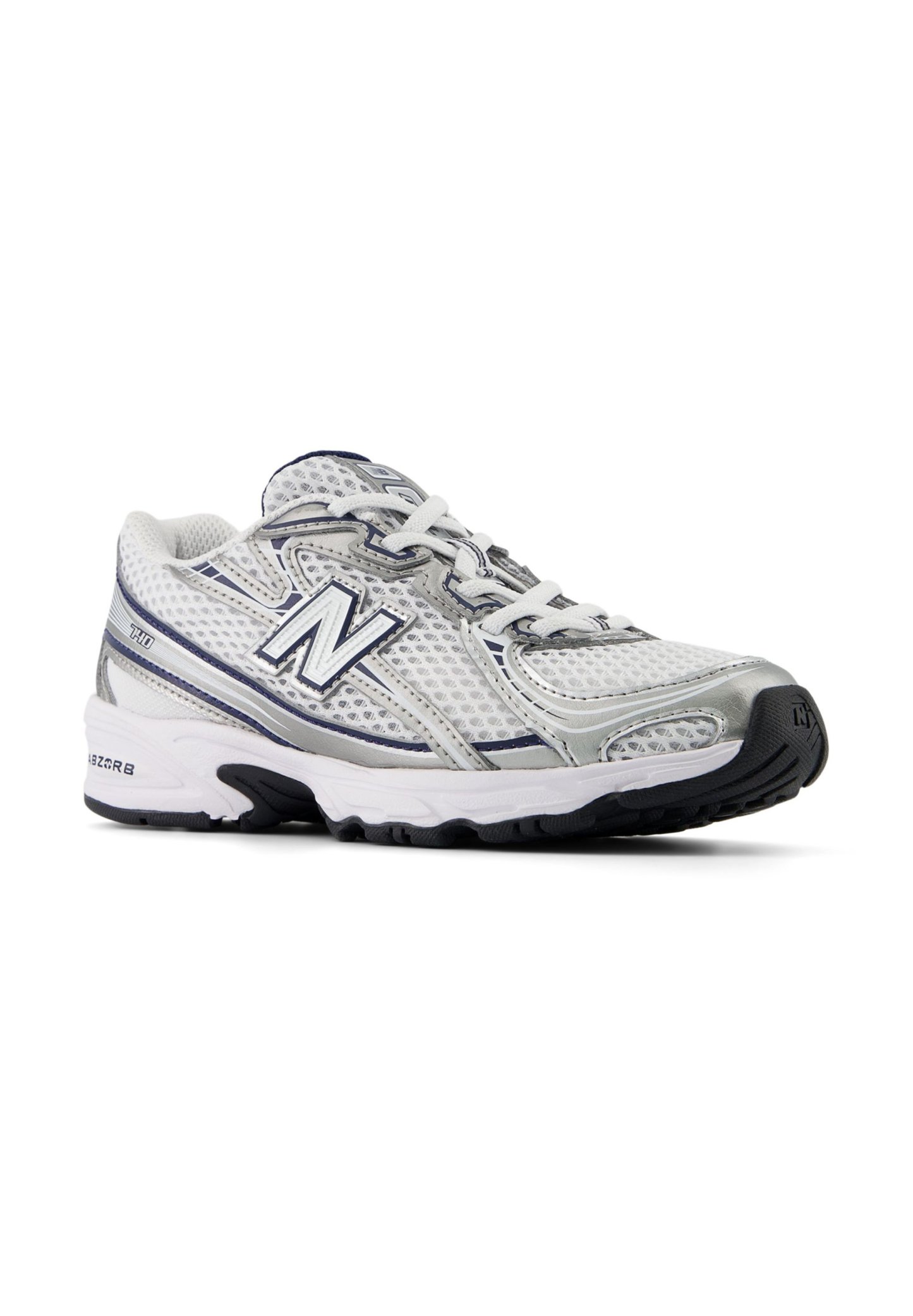 Zapatilla deportiva en gris y blanco con parte superior de malla, cierre de cordones y suela de goma. Presenta el logo "N", detalles texturizados y tecnología de amortiguación.