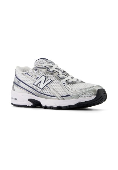 Zapatilla deportiva en gris y blanco con parte superior de malla, cierre de cordones y suela de goma. Presenta el logo "N", detalles texturizados y tecnología de amortiguación.