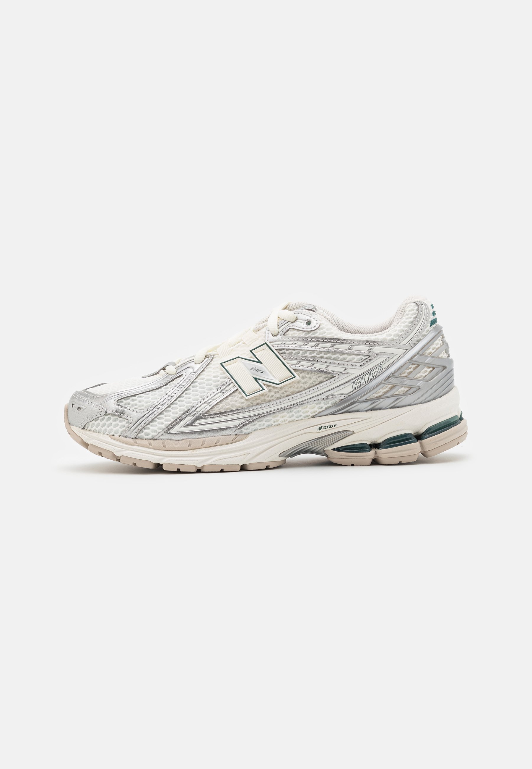 La zapatilla de correr presenta una parte superior de malla plateada y blanca con un acento verde. La suela es gruesa y texturizada, diseñada para ofrecer amortiguación y soporte.