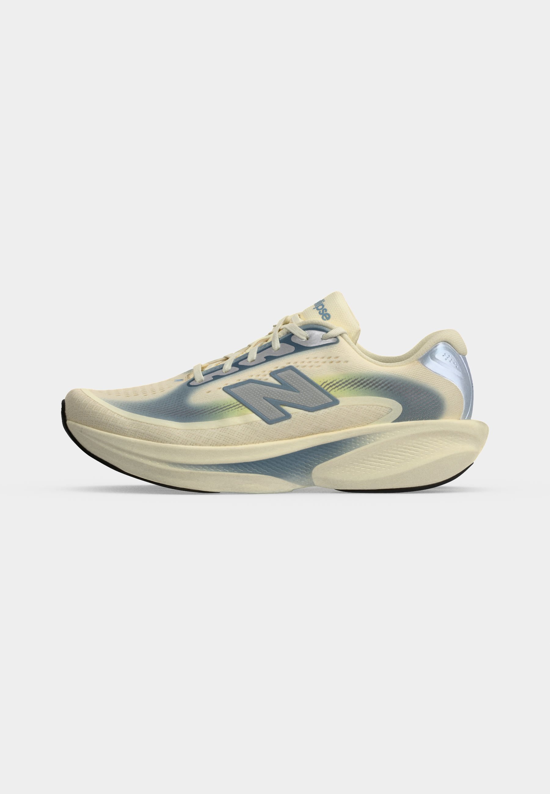 Zapatilla de running New Balance de color beige claro y azul con suela acolchada gruesa y diseño con cordones, mostrada desde el lado exterior.