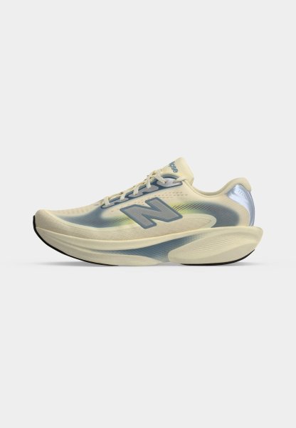 Zapatilla de running New Balance de color beige claro y azul con suela acolchada gruesa y diseño con cordones, mostrada desde el lado exterior.