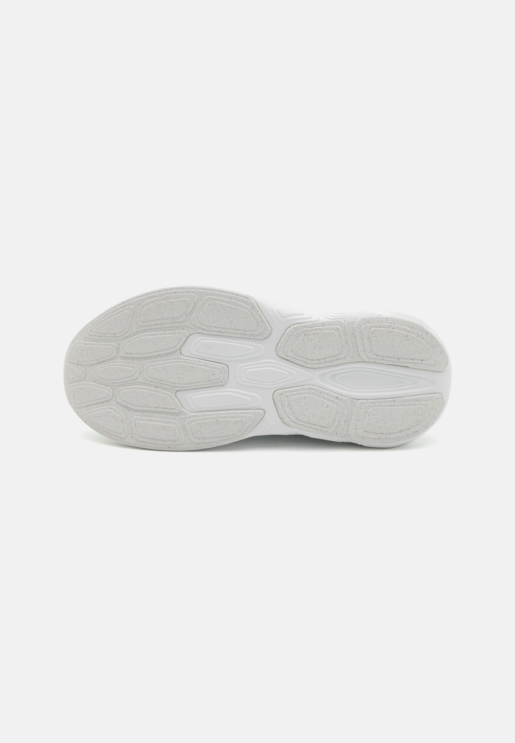 Suela de zapatilla blanca con un patrón de agarre de goma texturizada y secciones de tonos contrastantes más claros y más oscuros. Diseño plano y deportivo.