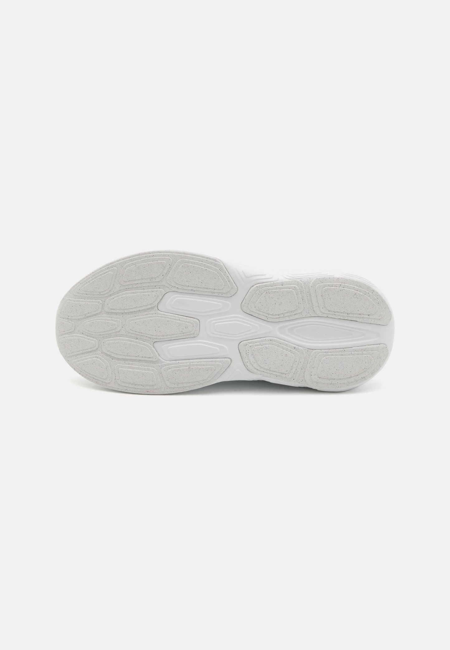 Suela de zapatilla blanca con un patrón de agarre de goma texturizada y secciones de tonos contrastantes más claros y más oscuros. Diseño plano y deportivo.